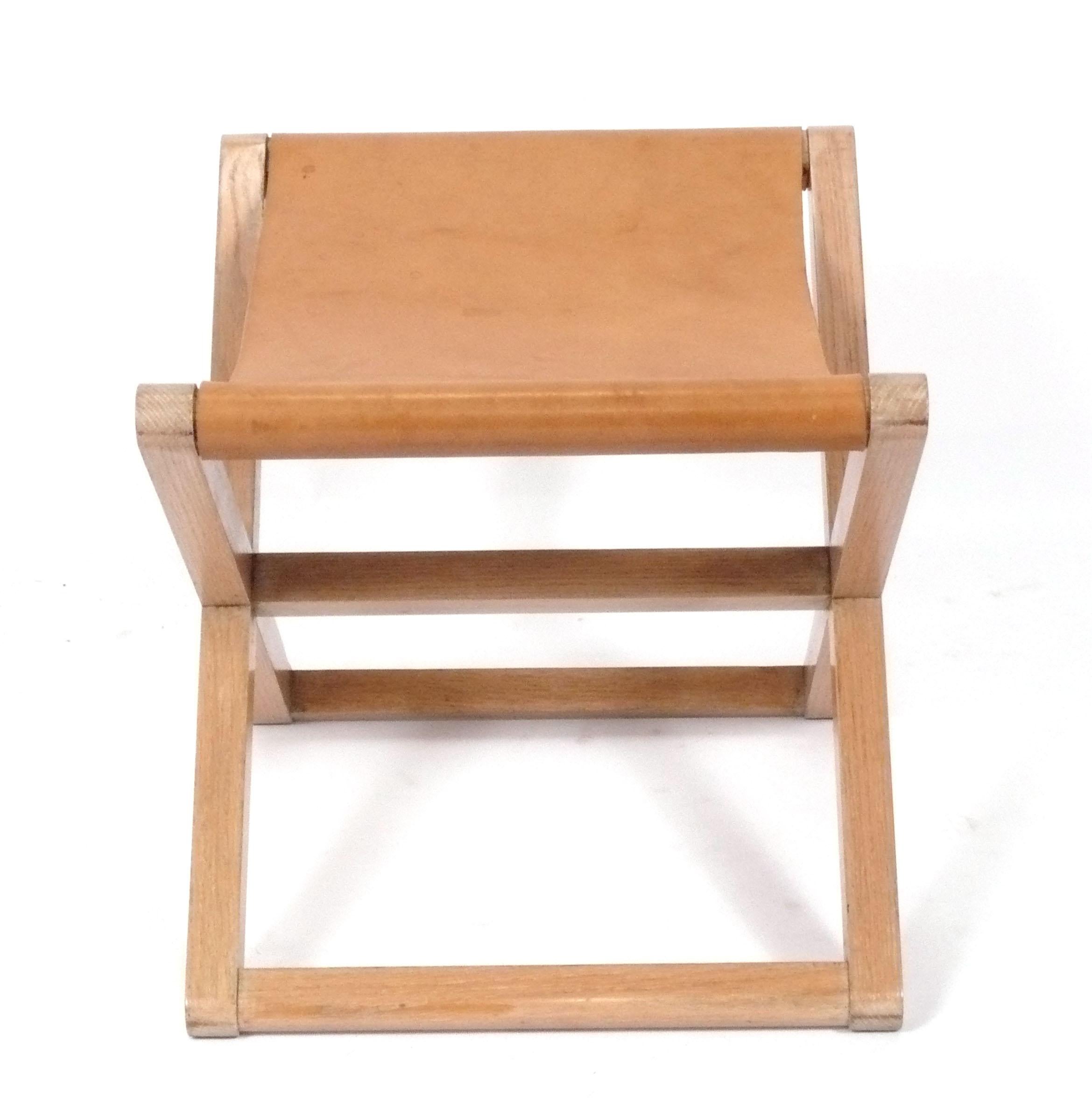 Art déco A Michel Frank Design/One Tabouret en cuir avec base en X en vente