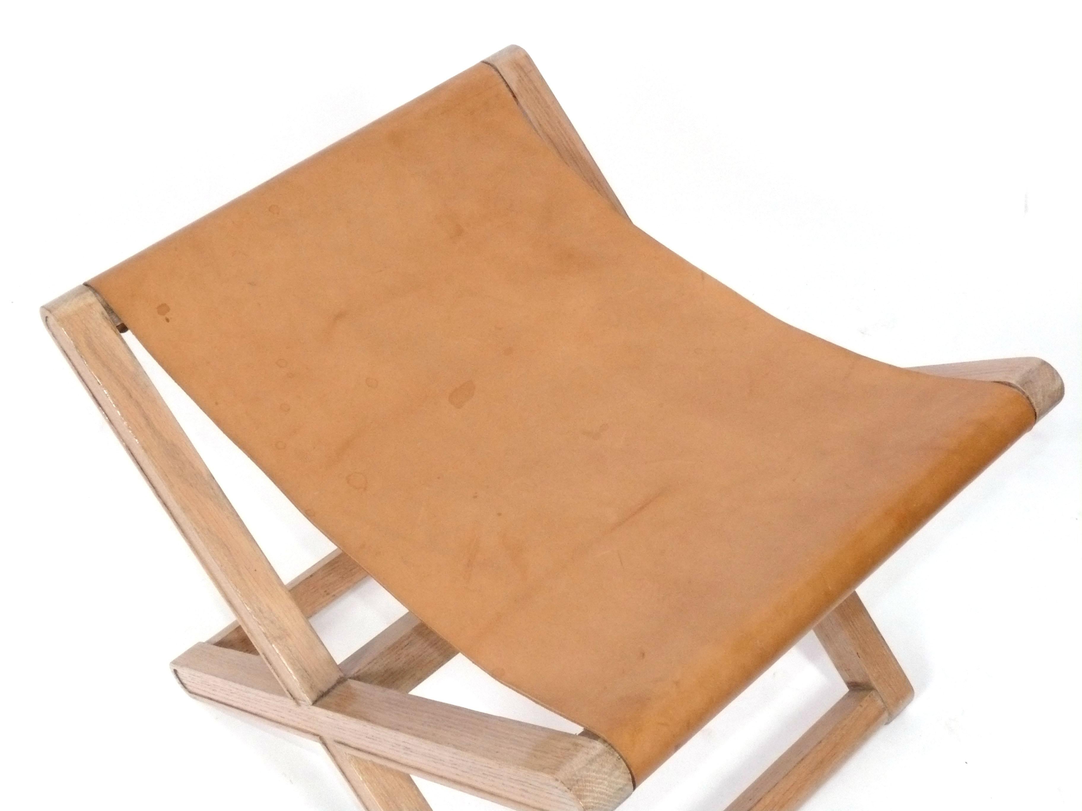 Français A Michel Frank Design/One Tabouret en cuir avec base en X en vente