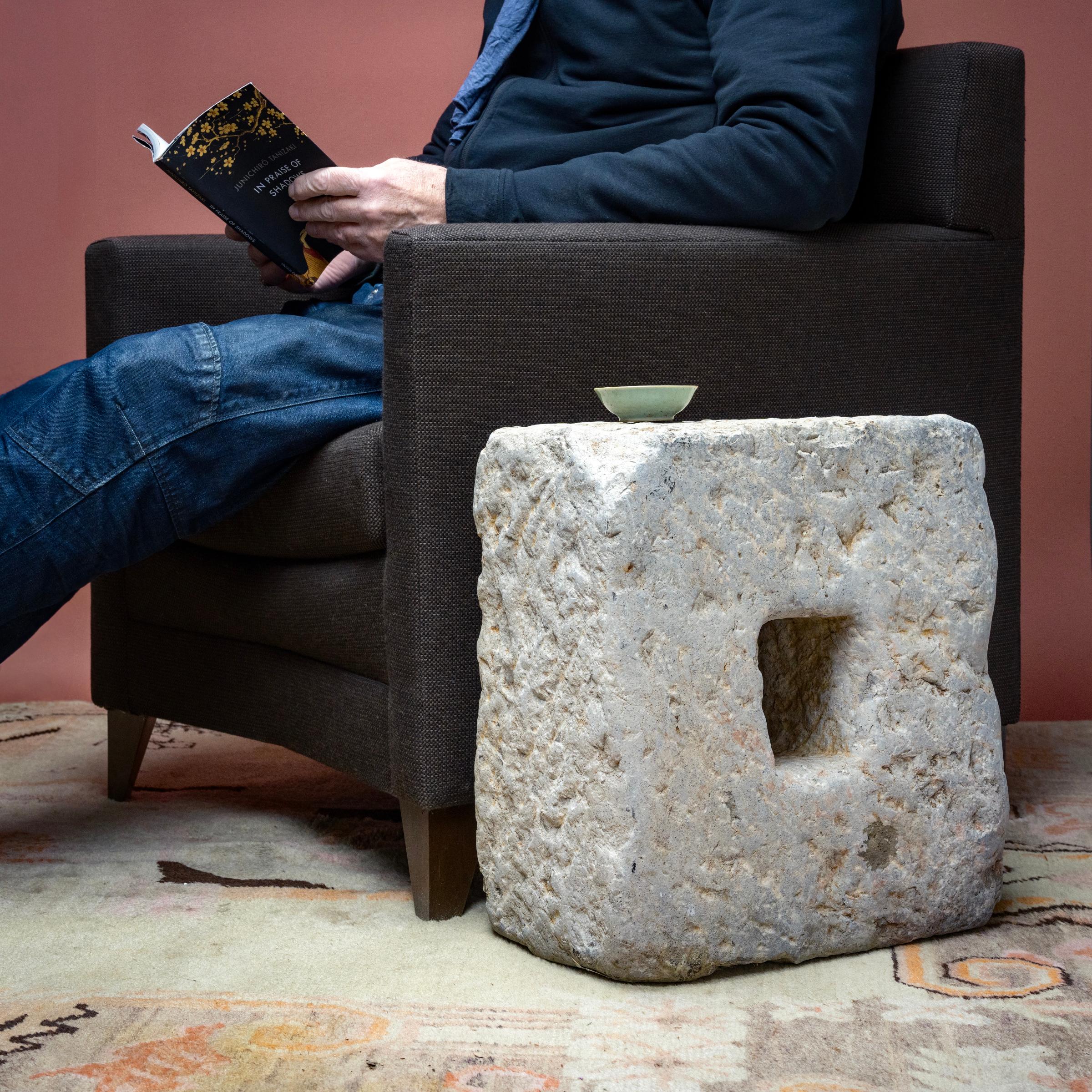 Un sillón acolchado de estilo Moderno de Mediados de Siglo, recientemente actualizado por la empresa de diseño de Chicago Yung Atelier con tapicería de mezcla de algodón en un marrón espresso neutro. La silueta angulosa y la sencillez minimalista