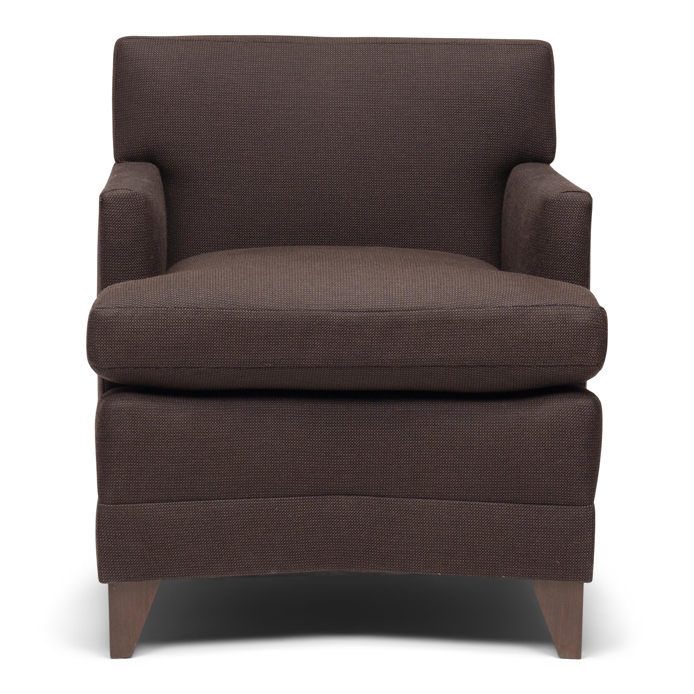 Un sillón acolchado de estilo Moderno de Mediados de Siglo, recientemente actualizado por la empresa de diseño de Chicago Yung Atelier con tapicería de mezcla de algodón en un marrón espresso neutro. La silueta angulosa y la sencillez minimalista
