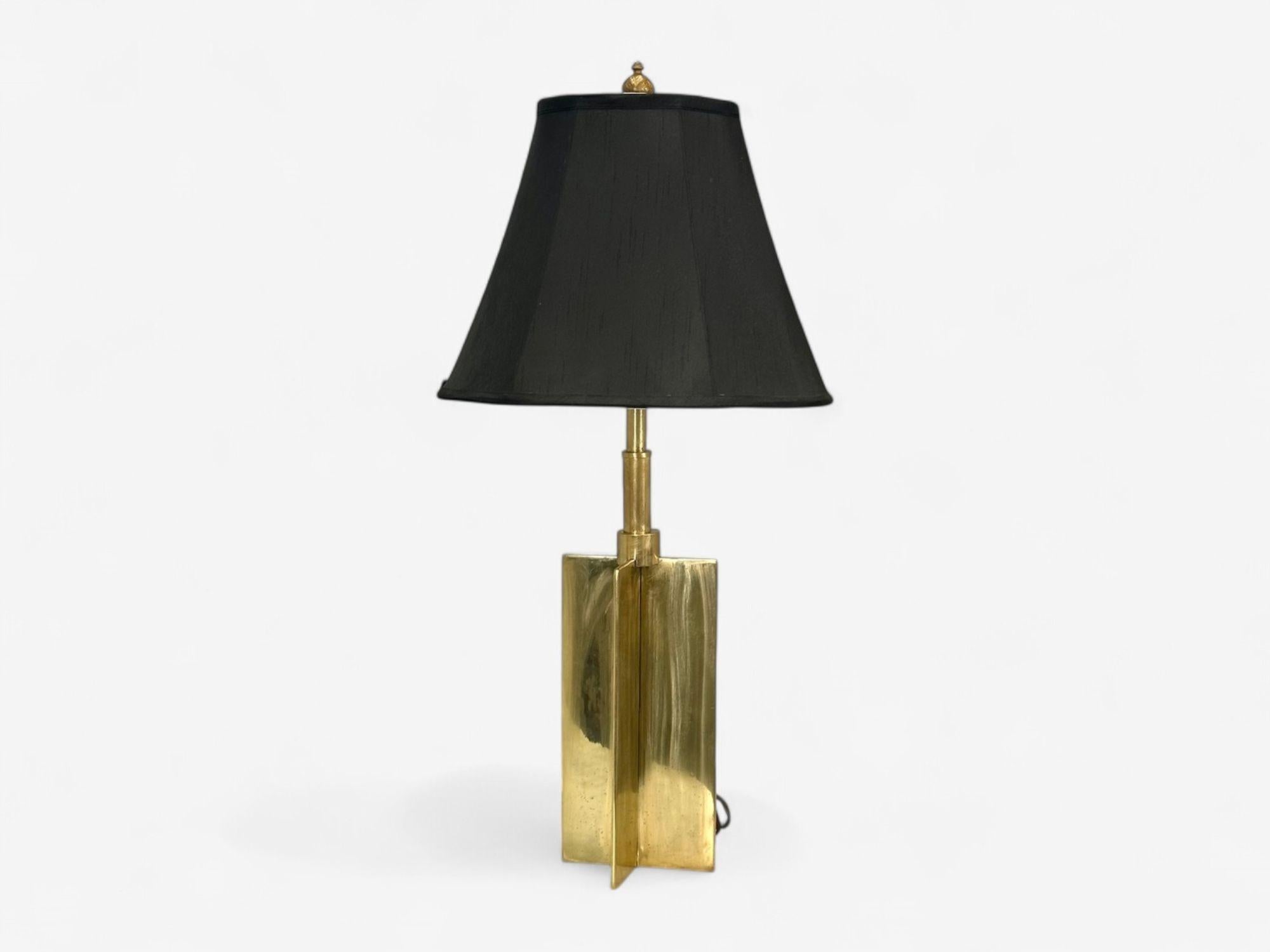 Lampes de table ou de bureau de style Jean Michel Frank, moderne du milieu du siècle, en bronze, à forme de crosillon, années 1970

Paire de lampes en forme de crosillon fabriquées sur mesure dans le style de Jean-Michel Frank. Bases en X en bronze