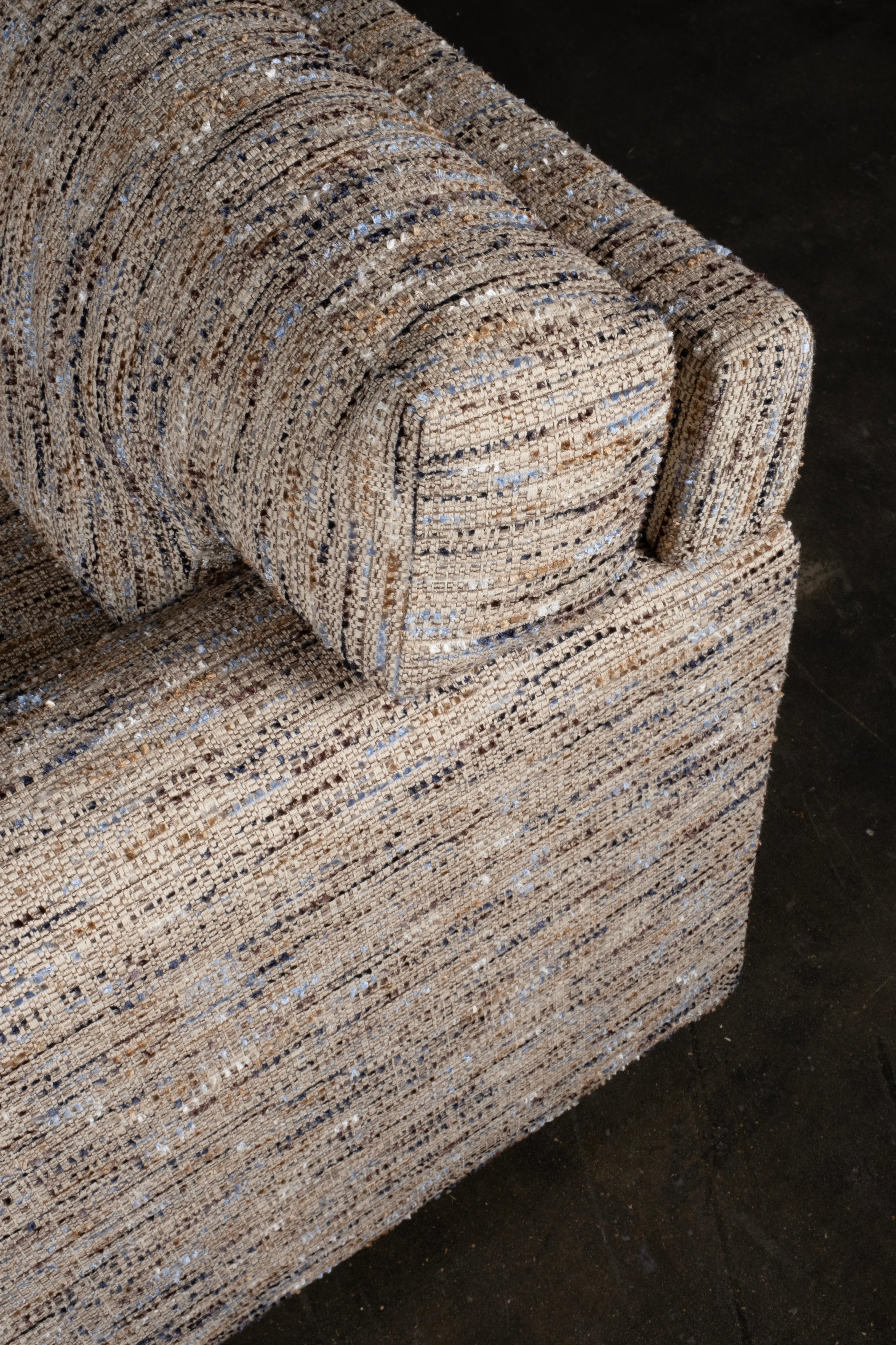 Fait main Sofa de style Jean-Michel Frank, mi-siècle moderne, tissu Nobilis crème en vente