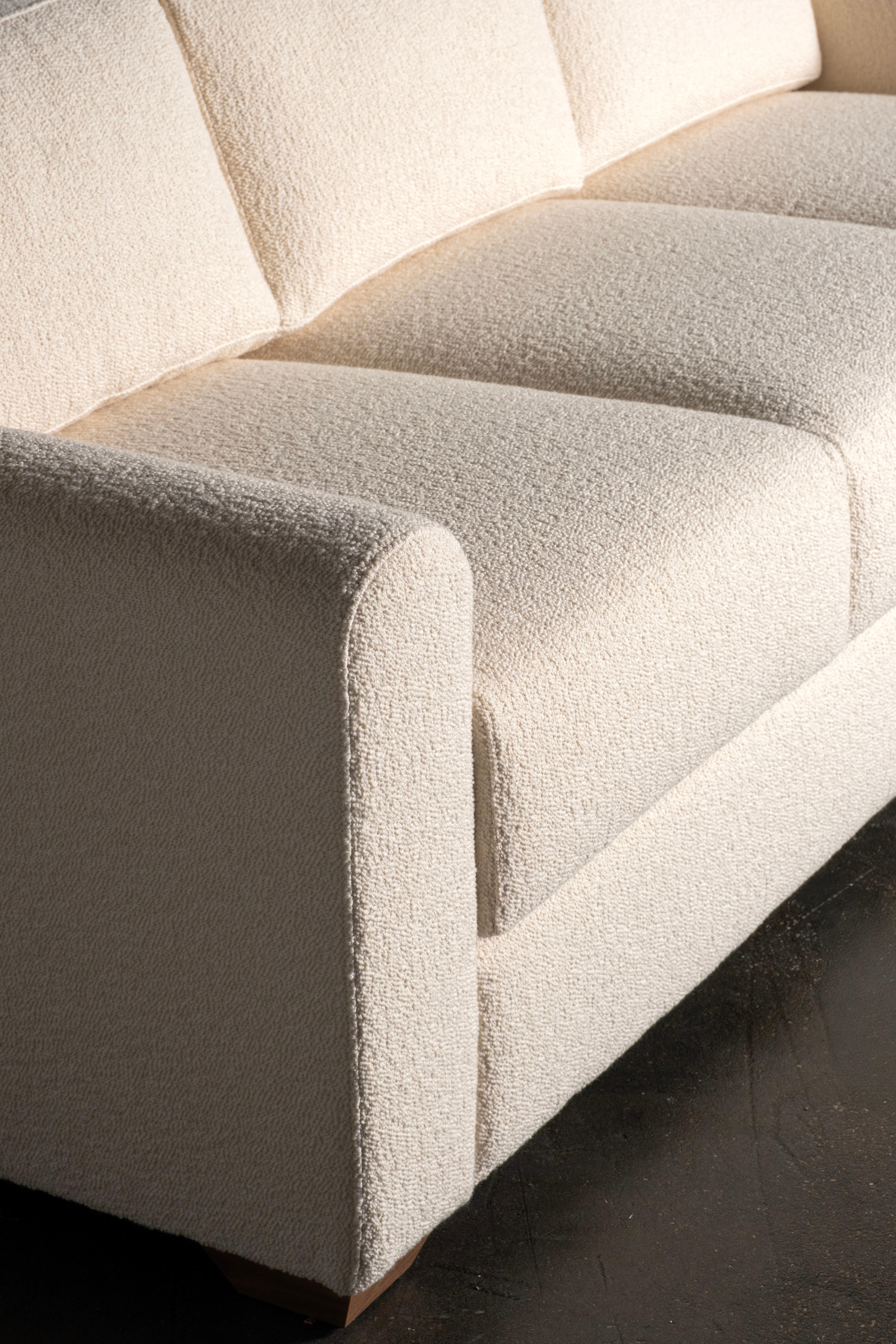 Canapé moderne du milieu du siècle, style Jean-Michel Frank, tissu Dedar Bouclé ivoire en vente 3