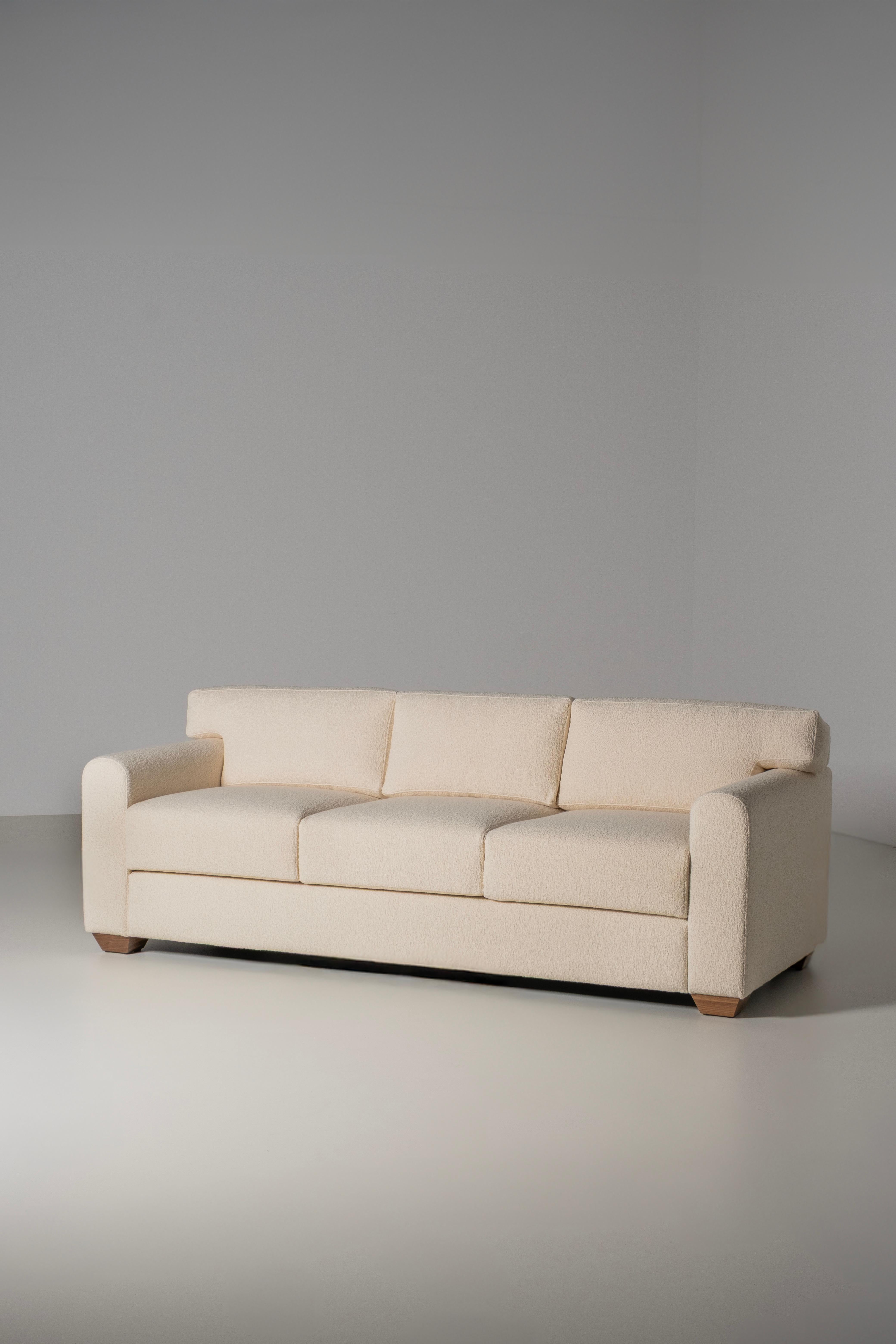 Jean-Michel Frank Style, Mid-Century Modern Canapé.

Avec un design élégant inspiré du style de Jean-Michel Frank, ce canapé dégage une impression de style et de sérénité. Le revêtement en tissu bouclé Dedar ivoire crée une combinaison luxueuse et