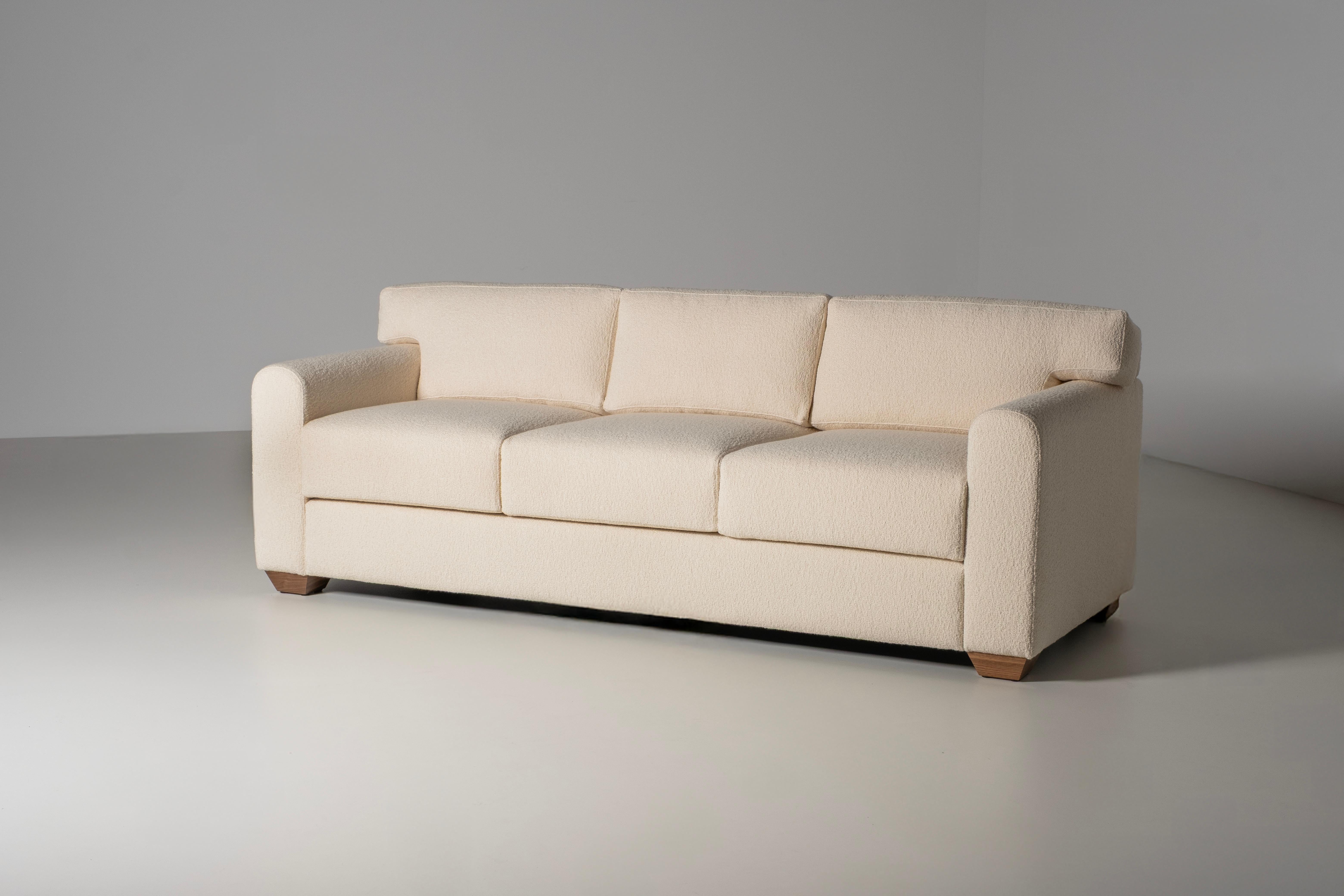 Portugais Canapé moderne du milieu du siècle, style Jean-Michel Frank, tissu Dedar Bouclé ivoire en vente