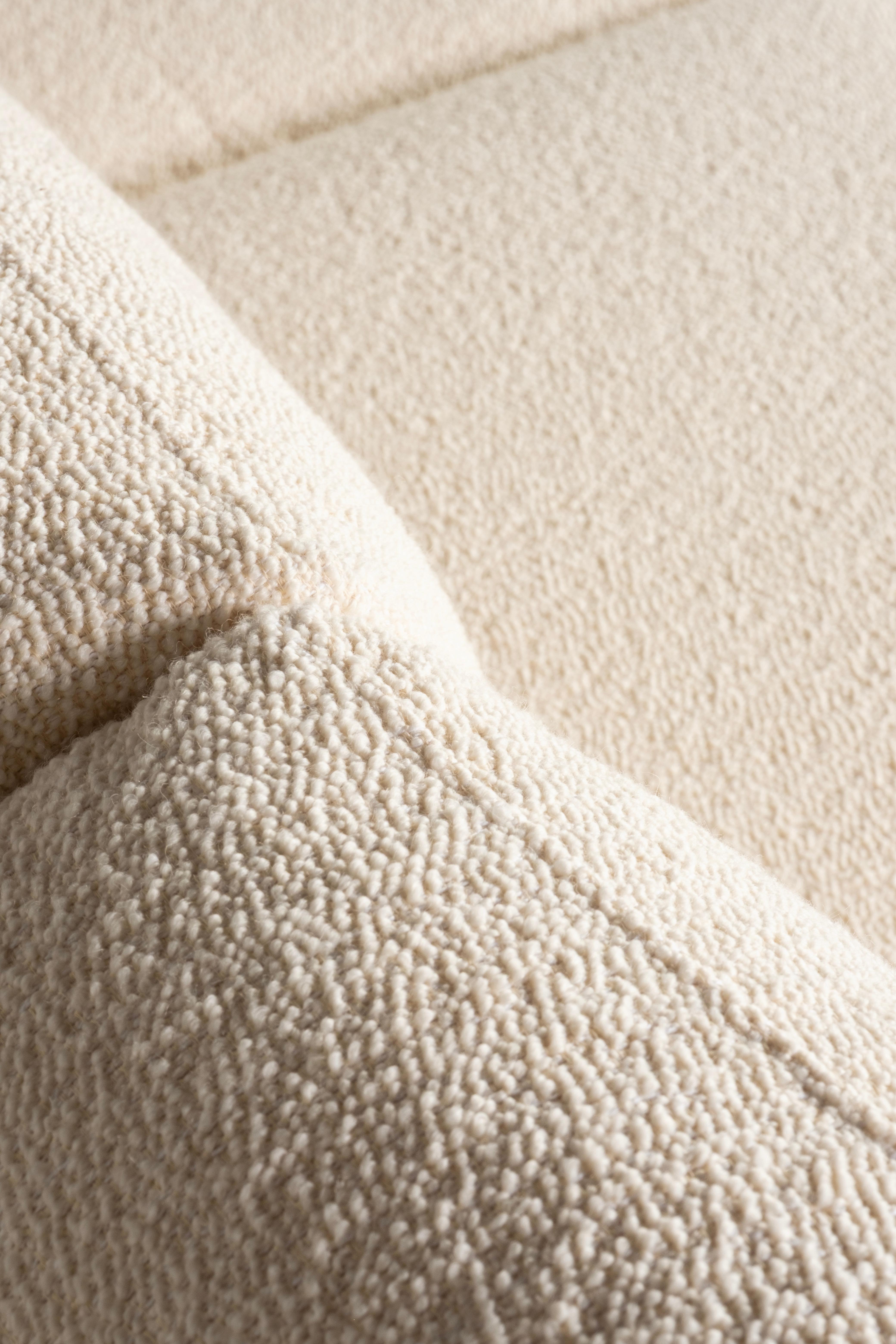Fait main Canapé moderne du milieu du siècle, style Jean-Michel Frank, tissu Dedar Bouclé ivoire en vente