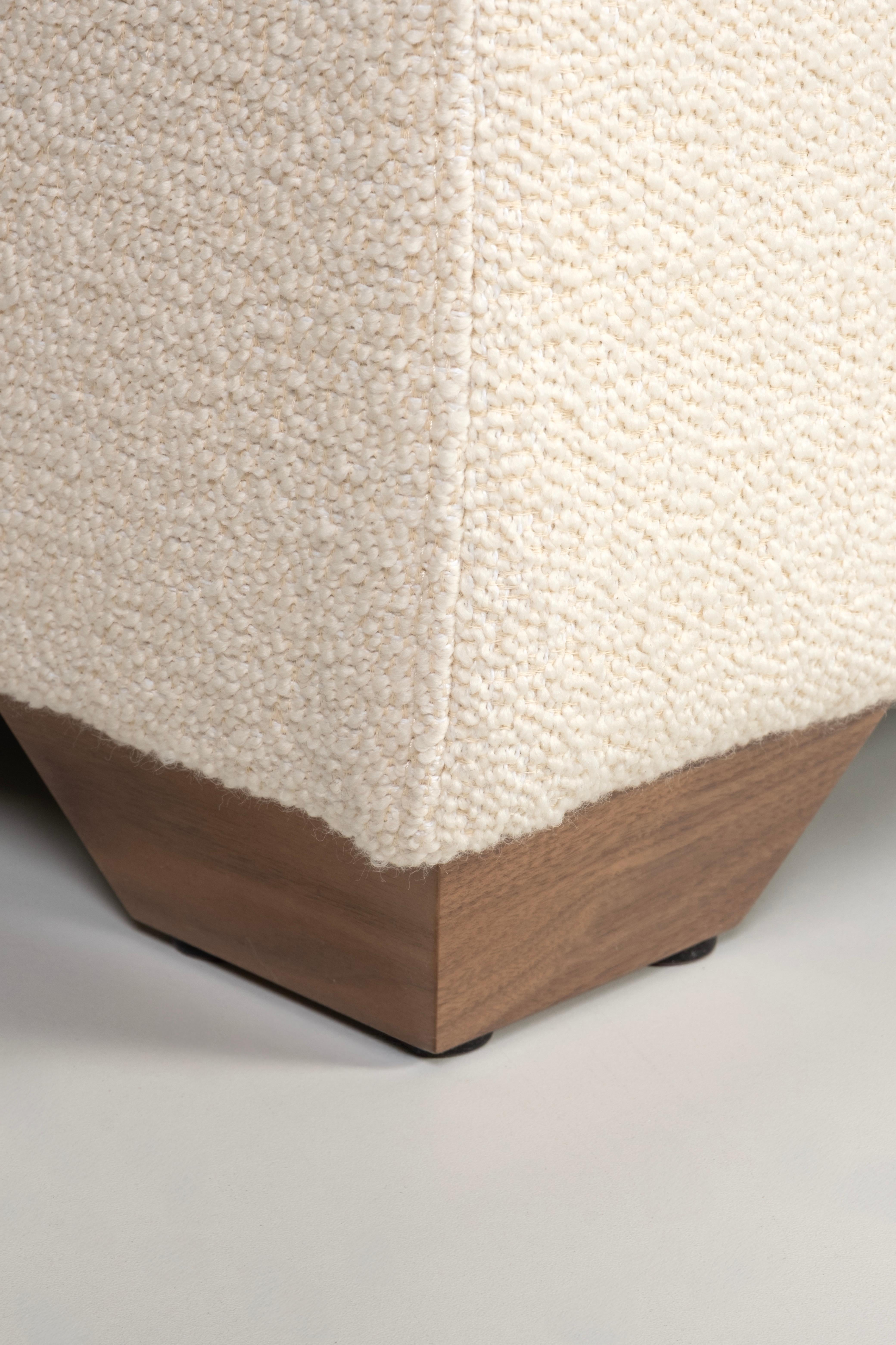XXIe siècle et contemporain Canapé moderne du milieu du siècle, style Jean-Michel Frank, tissu Dedar Bouclé ivoire en vente