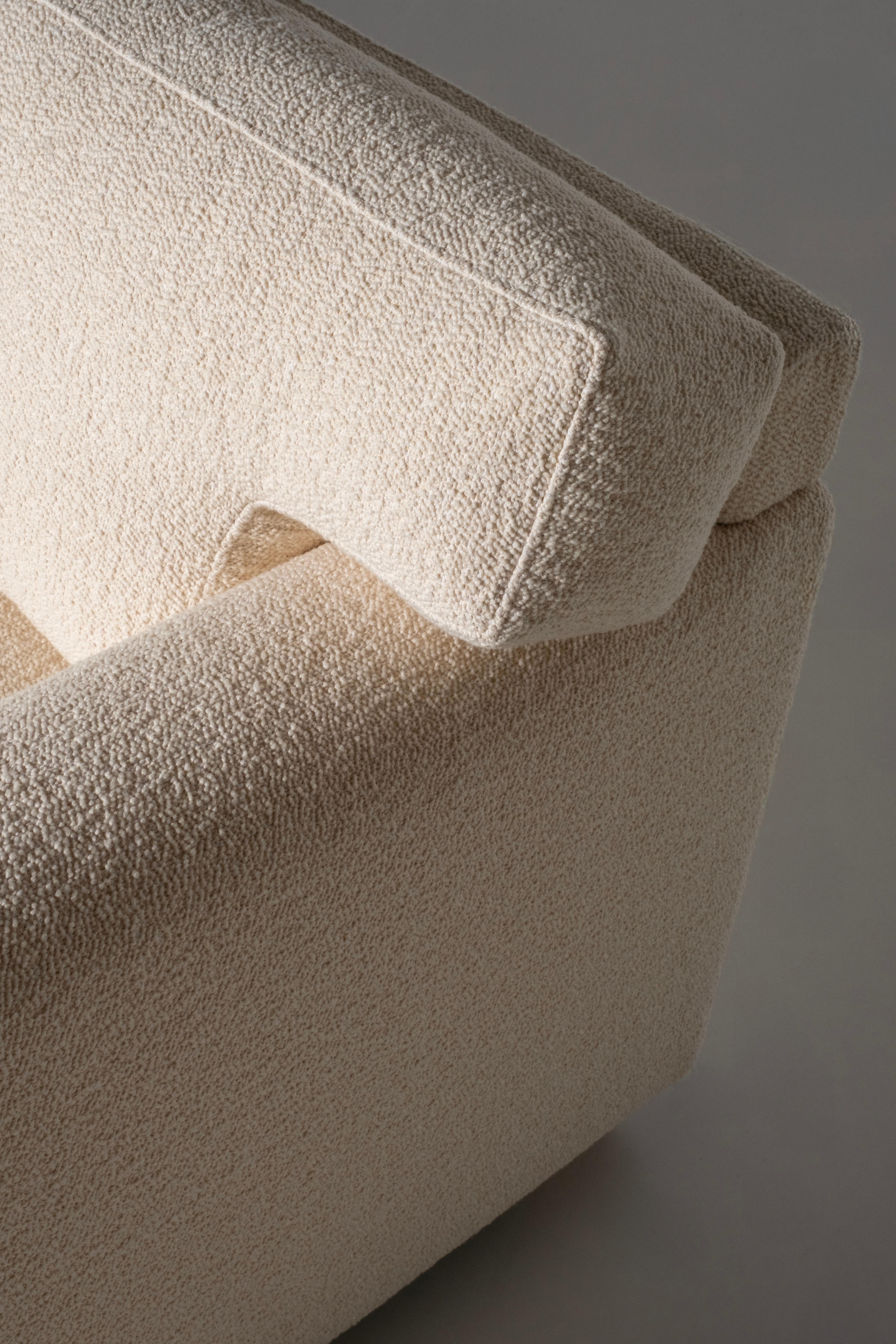 Cuir Canapé moderne du milieu du siècle, style Jean-Michel Frank, tissu Dedar Bouclé ivoire en vente