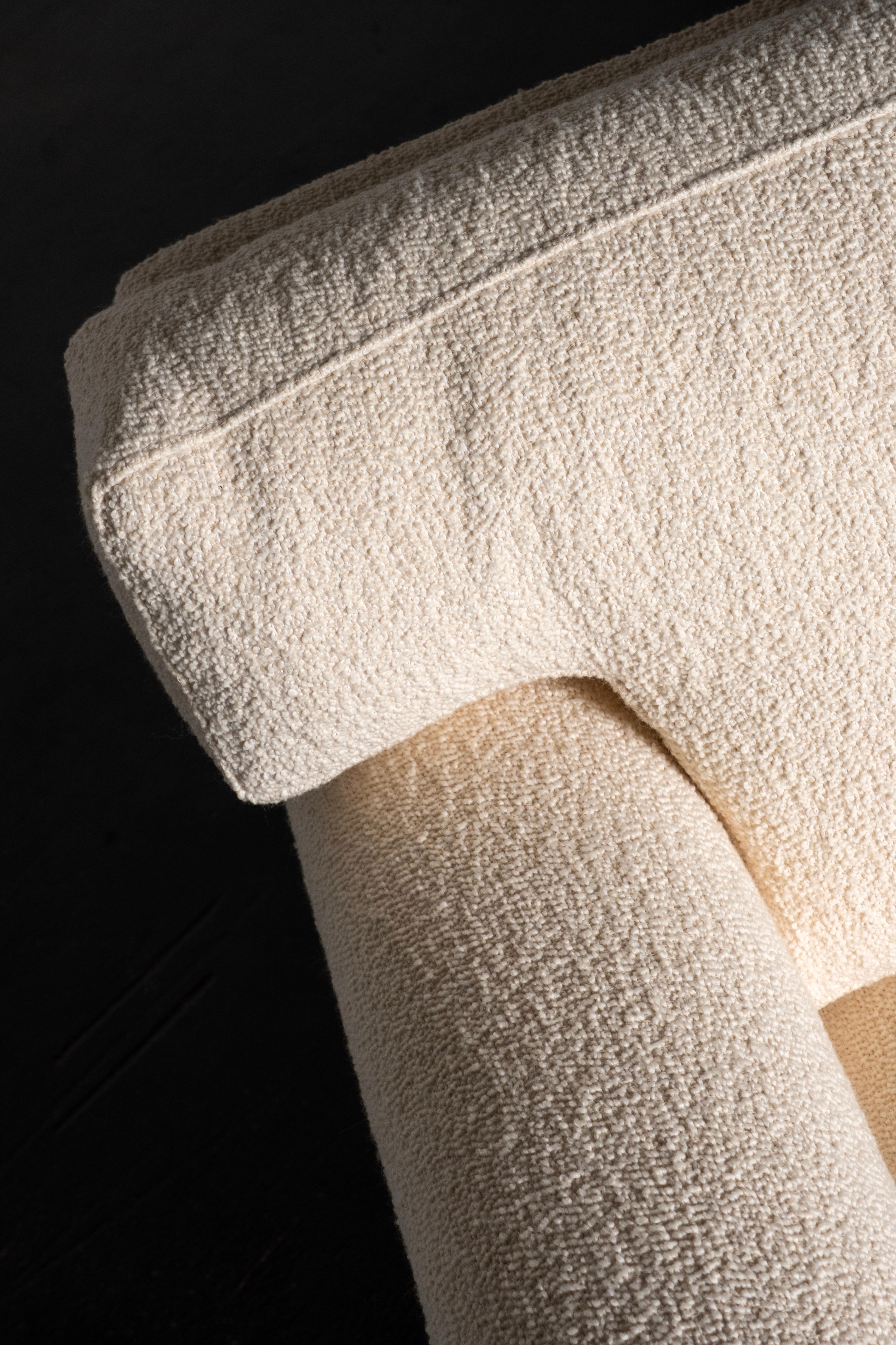 Canapé moderne du milieu du siècle, style Jean-Michel Frank, tissu Dedar Bouclé ivoire en vente 1