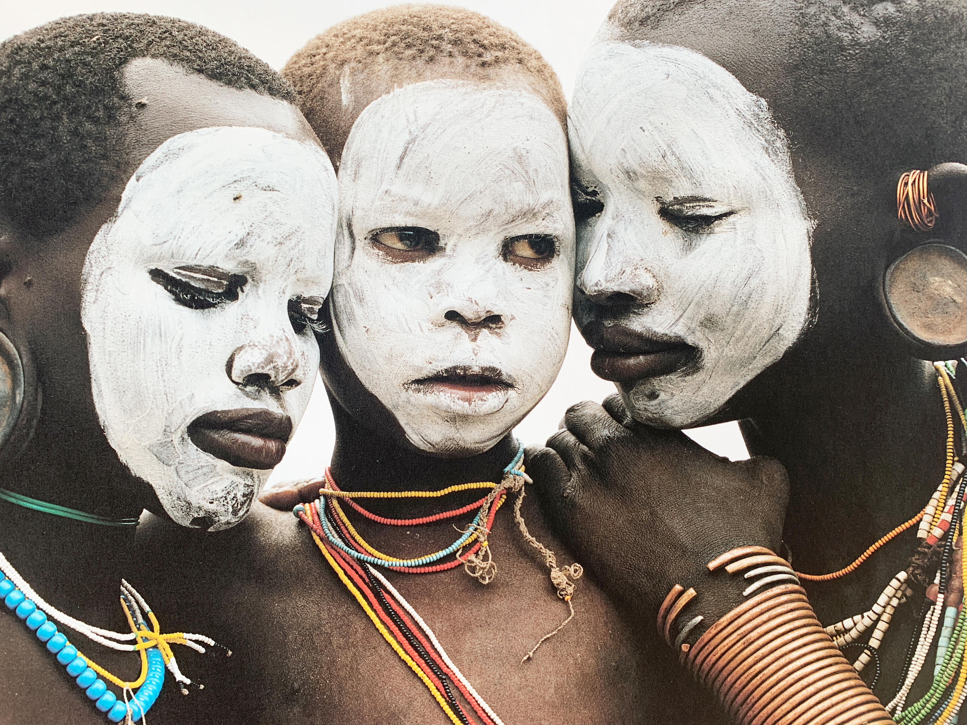 Familie, Stammeskunst Surma, Äthiopien, Afrika, Fotografie auf japanischem Papier  (Zeitgenössisch), Photograph, von Jean-Michel Voge
