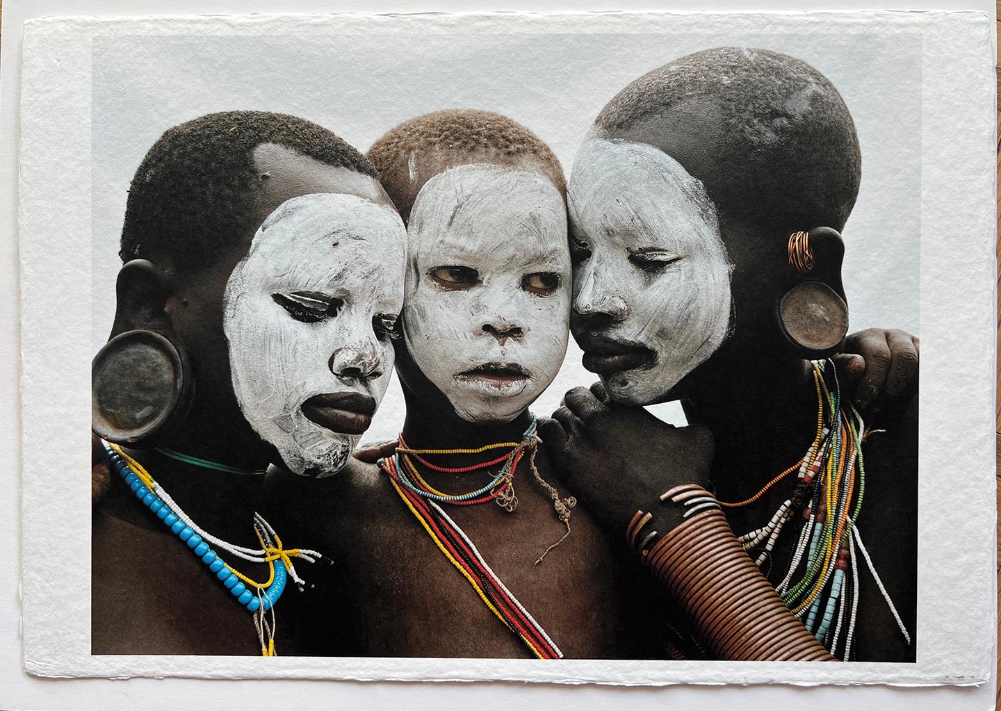 Familie, Stammeskunst Surma, Äthiopien, Afrika, Fotografie auf japanischem Papier  – Photograph von Jean-Michel Voge