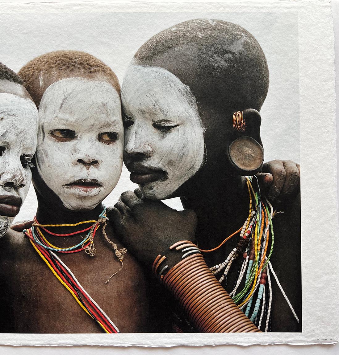 Familie, Stammeskunst Surma, Äthiopien, Afrika, Fotografie auf japanischem Papier  (Grau), Portrait Photograph, von Jean-Michel Voge