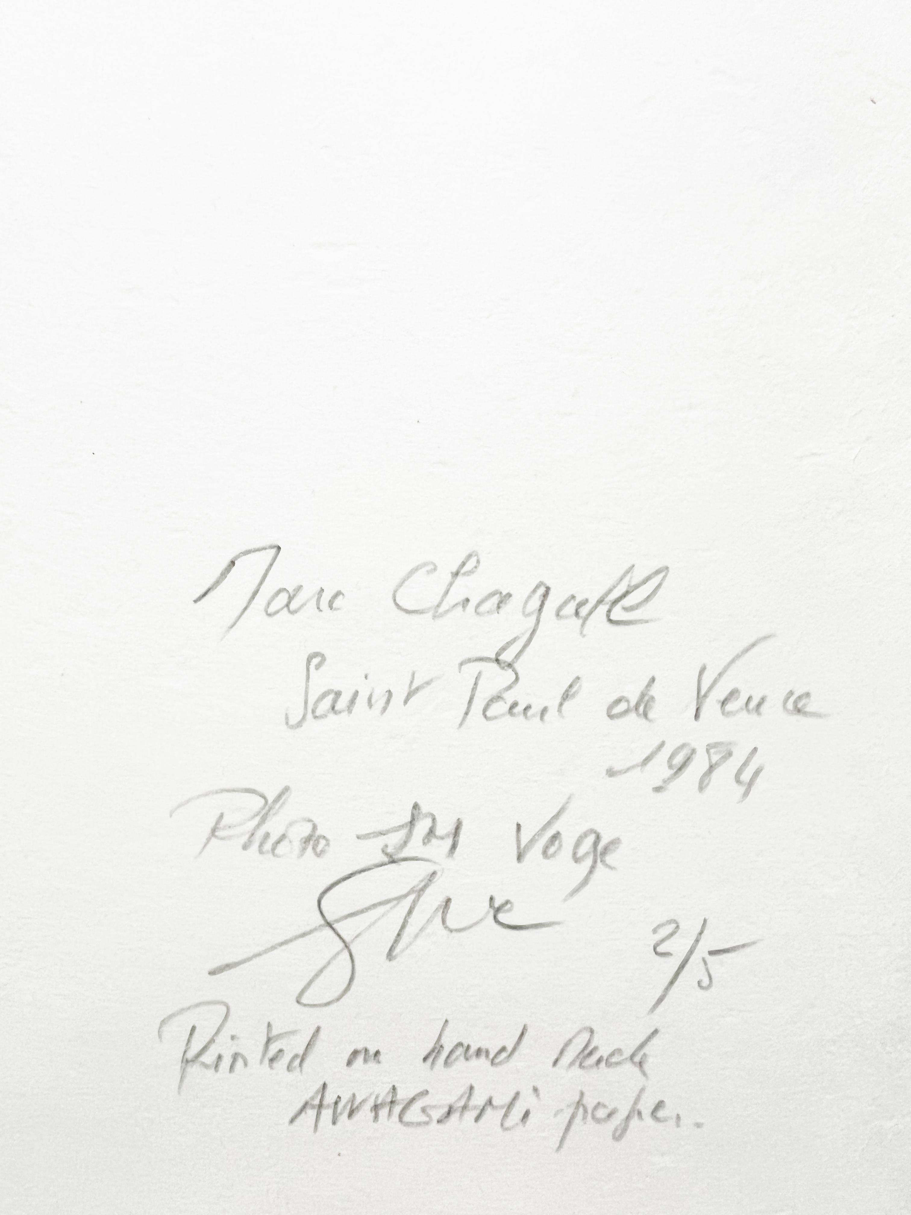 Marc Chagall dans son Studio, France, 1984 par Jean-Michel Michele est un tirage aux pigments d'archives de 23.4