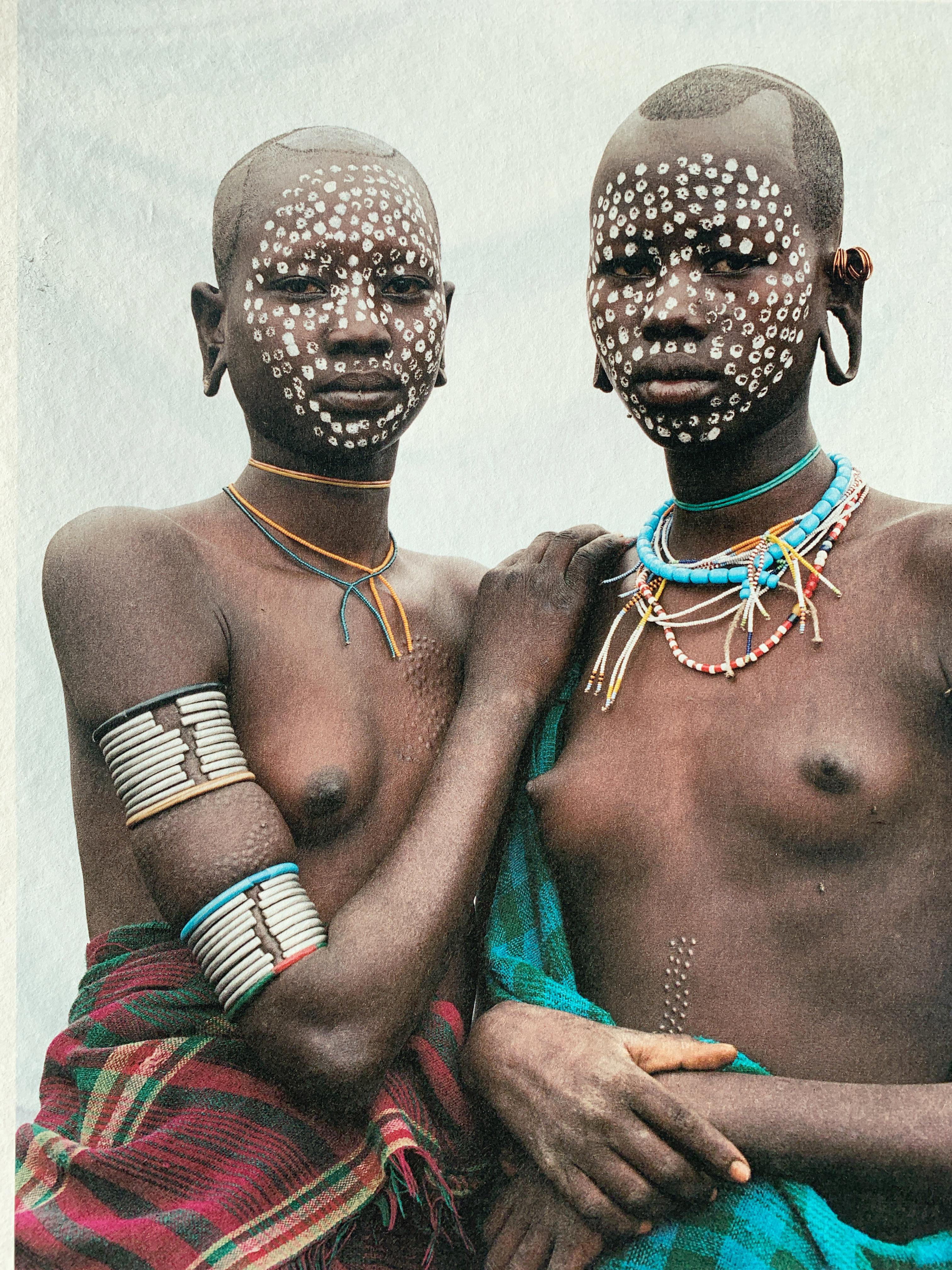 Afrique, princesses nomades, femmes tribales d'Éthiopie, imprimée sur papier japonais - Contemporain Photograph par Jean-Michel Voge