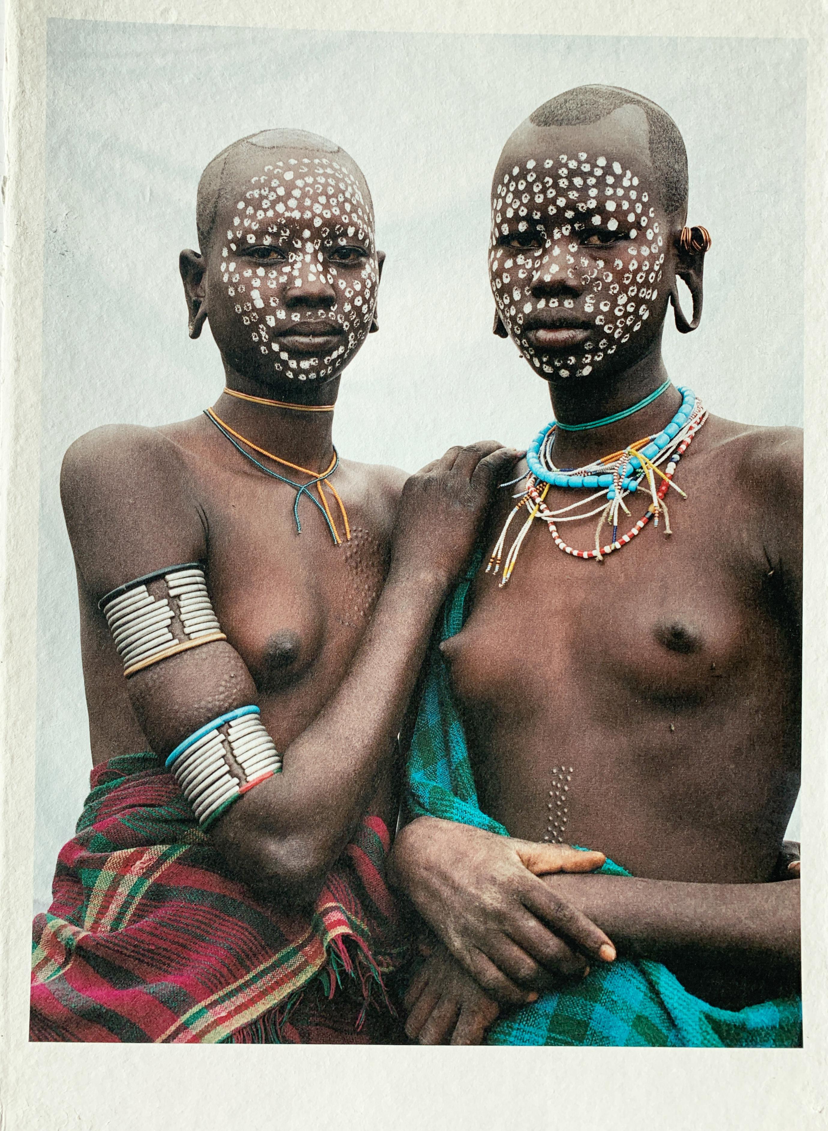 Afrique, princesses nomades, femmes tribales d'Éthiopie, imprimée sur papier japonais - Gris Color Photograph par Jean-Michel Voge