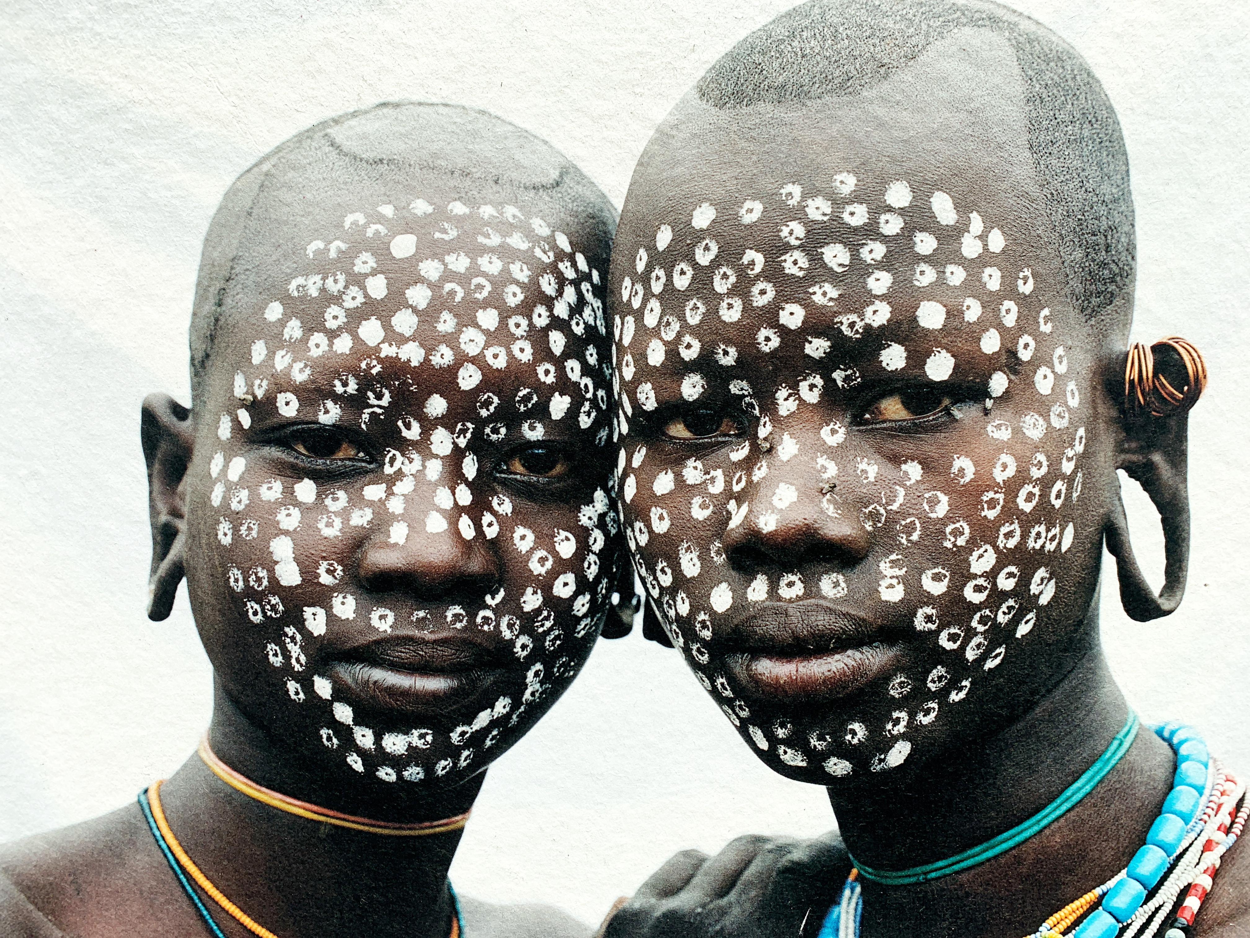 Bemalte Gesichter, Stammesfrauen Äthiopiens, Afrika, Fotografie auf japanischem Papier  – Photograph von Jean-Michel Voge