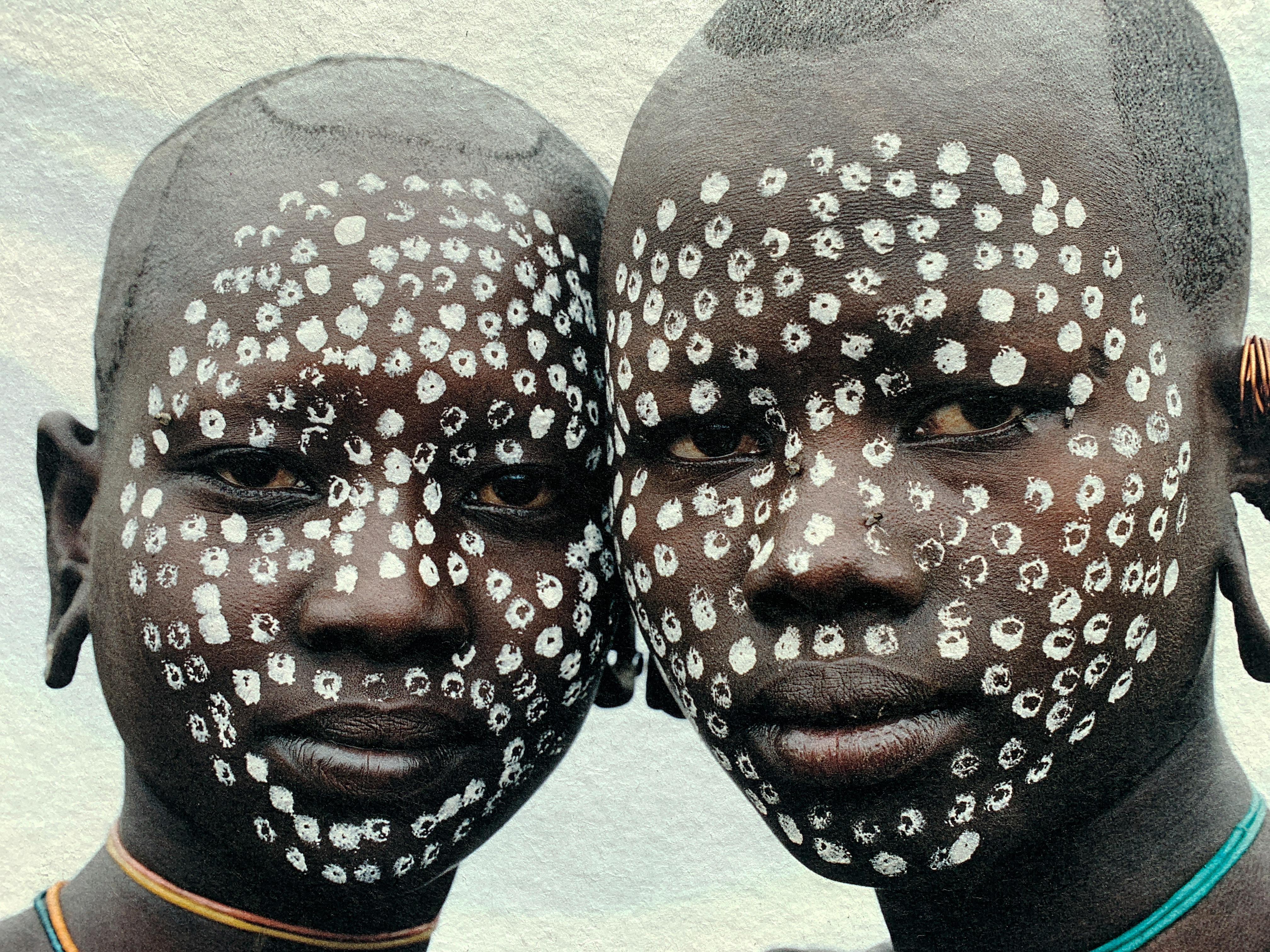 Bemalte Gesichter, Stammesfrauen Äthiopiens, Afrika, Fotografie auf japanischem Papier  (Zeitgenössisch), Photograph, von Jean-Michel Voge