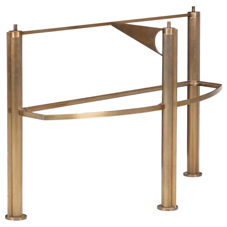 Mesa consola Bandera Jean-Michel Wilmotte, Francia, años 80. Acero inoxidable patinado.   
Procedencia: Colección Kenneth L. Freed
Jean-Michel Wilmotte es un arquitecto y diseñador francés nacido en Soissons en 1948. Se licenció en la Escuela