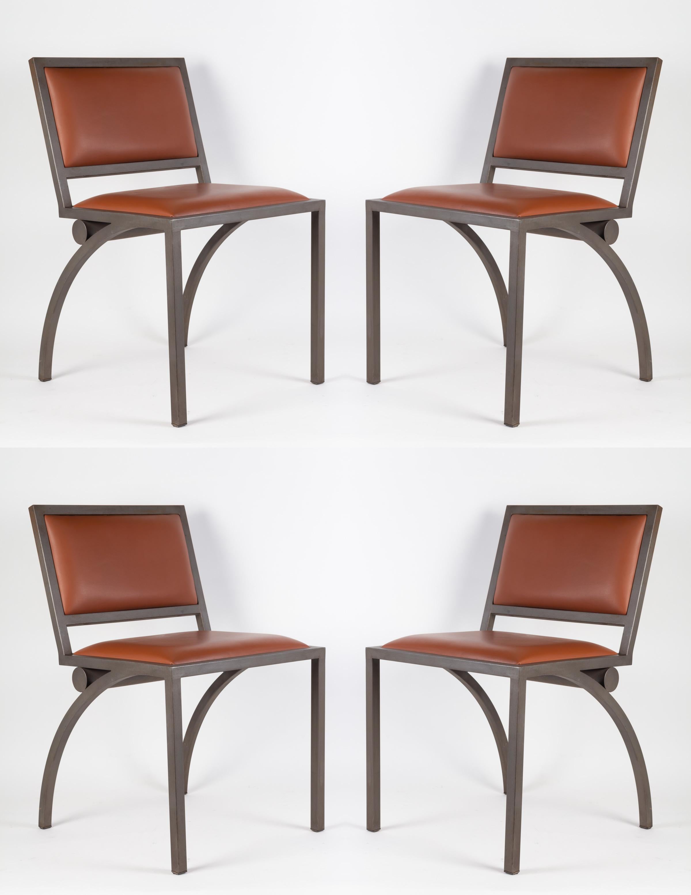 Jean-Michelle Wilmotte, 1956-1989, 2 armchairs and 4 chairs models cylinder, sandblasted metal and stitched leather saddler, models similar to the national furniture collection
Measures: Chairs: W 65cm, L 47cm, H 78cm
Armchairs: W 66cm, L 64cm, H