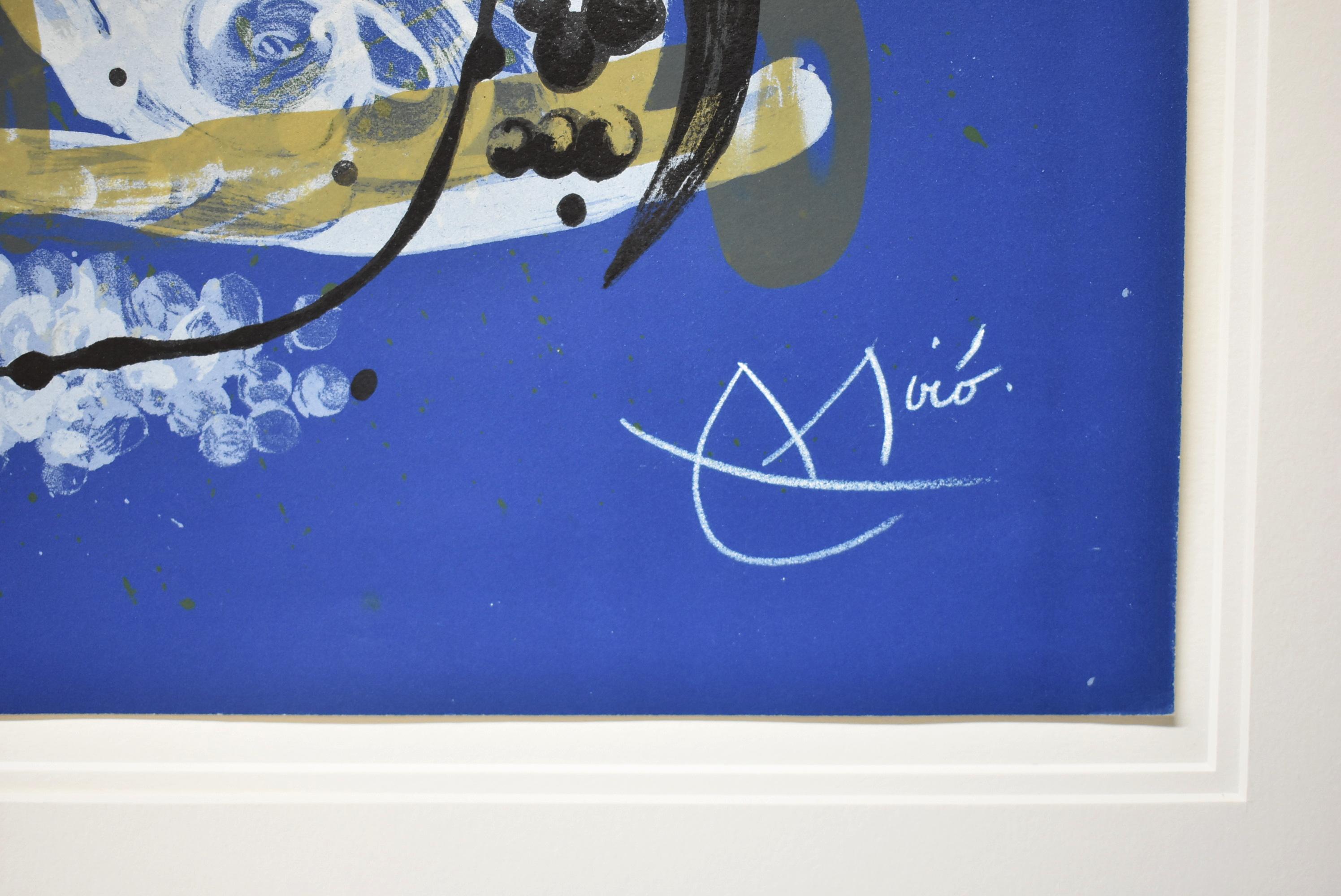 Jean Miro signiert und nummeriert 55/75 Lithographie mit dem Titel Chevauchee Bleu Brun. Blaues Feld mit grünen, schwarzen und weißen Motiven. Sehr guter Zustand. Der Druck schwebt im Inneren der Matte. Papiergröße ist 24