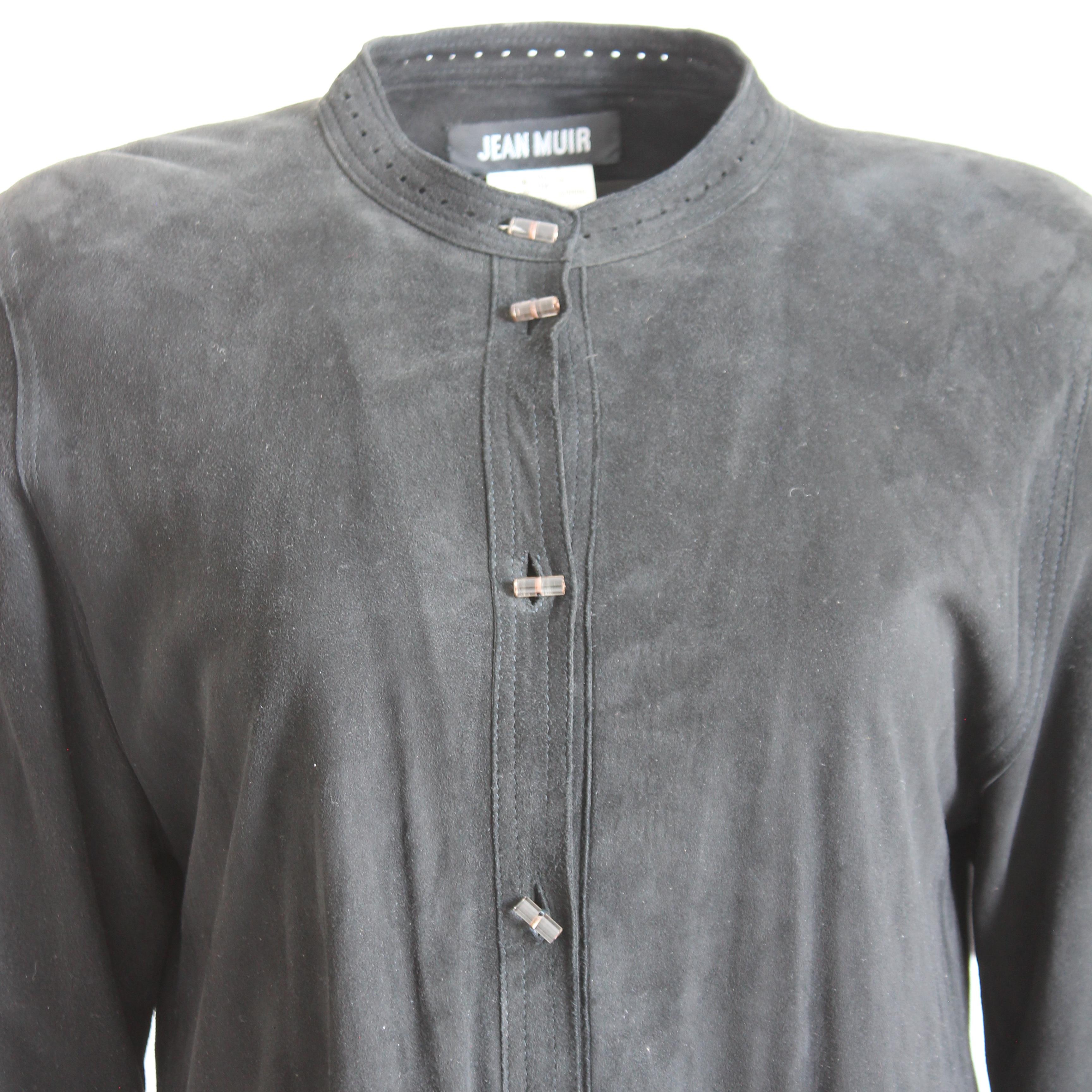Jean Muir Black Suede Jacket with Perforated Trim and Lucite Buttons Vintage Sz8 (Veste en daim noir avec bordures perforées et boutons en lucite) Unisexe en vente