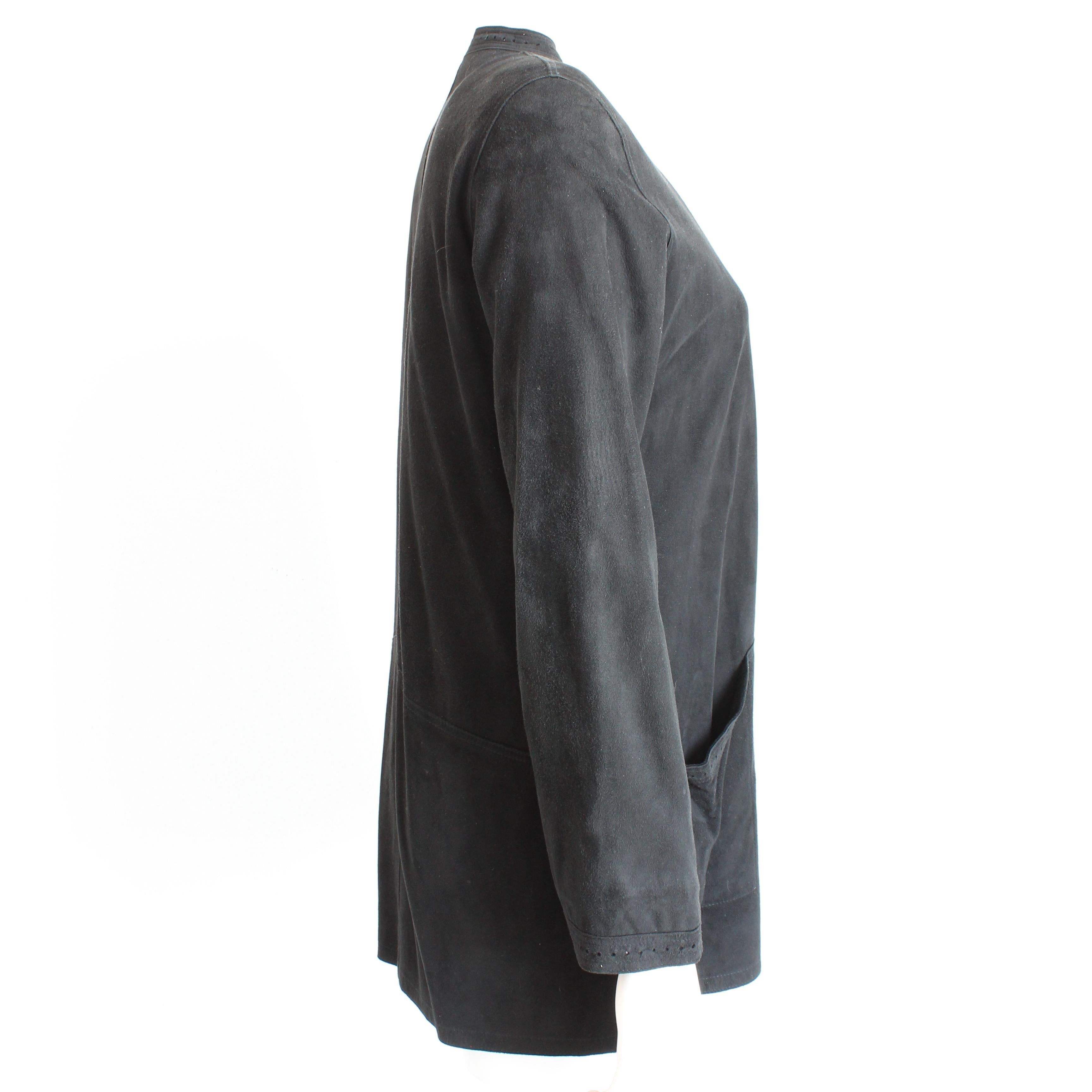 Jean Muir Black Suede Jacket with Perforated Trim and Lucite Buttons Vintage Sz8 (Veste en daim noir avec bordures perforées et boutons en lucite) en vente 1