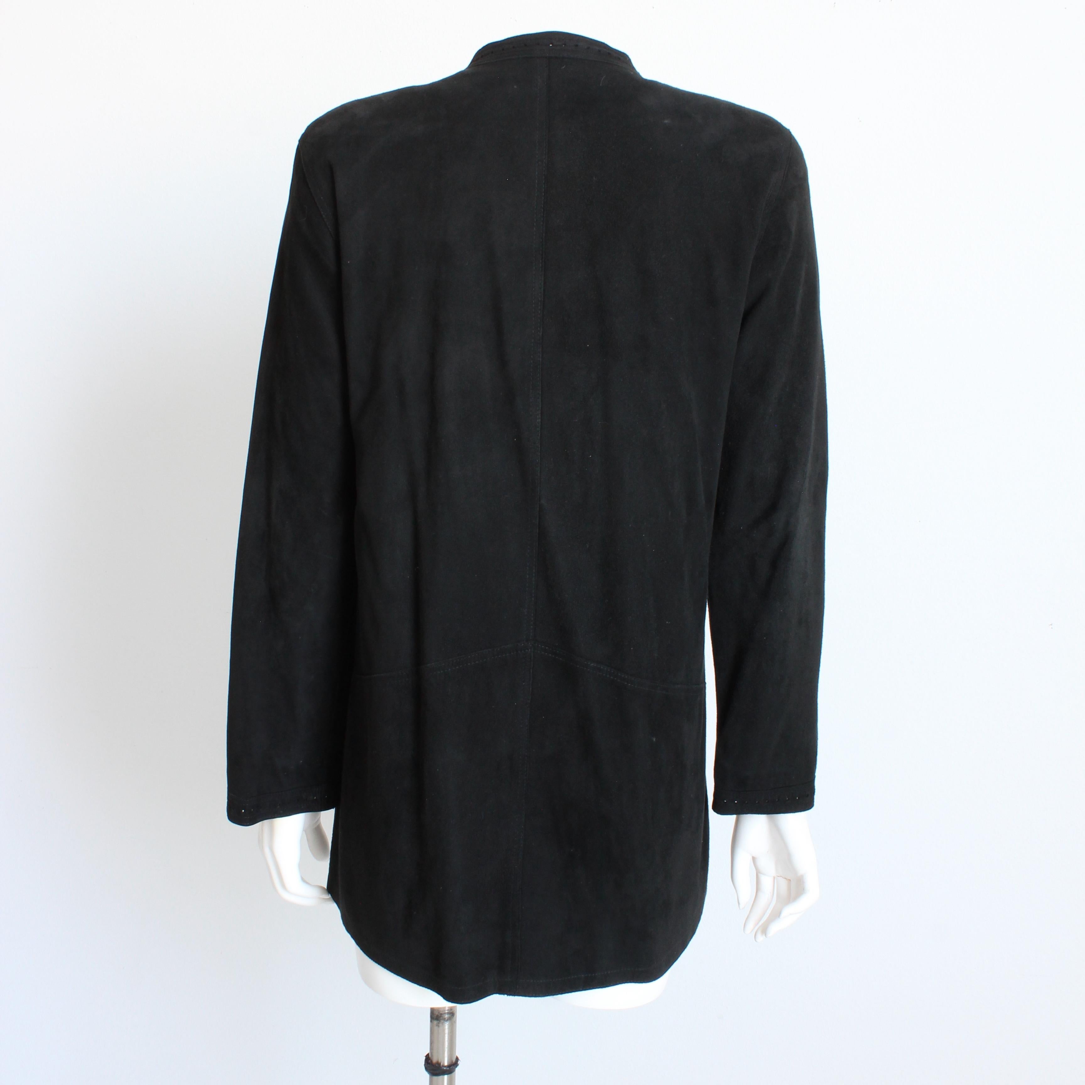 Jean Muir Black Suede Jacket with Perforated Trim and Lucite Buttons Vintage Sz8 (Veste en daim noir avec bordures perforées et boutons en lucite) en vente 2