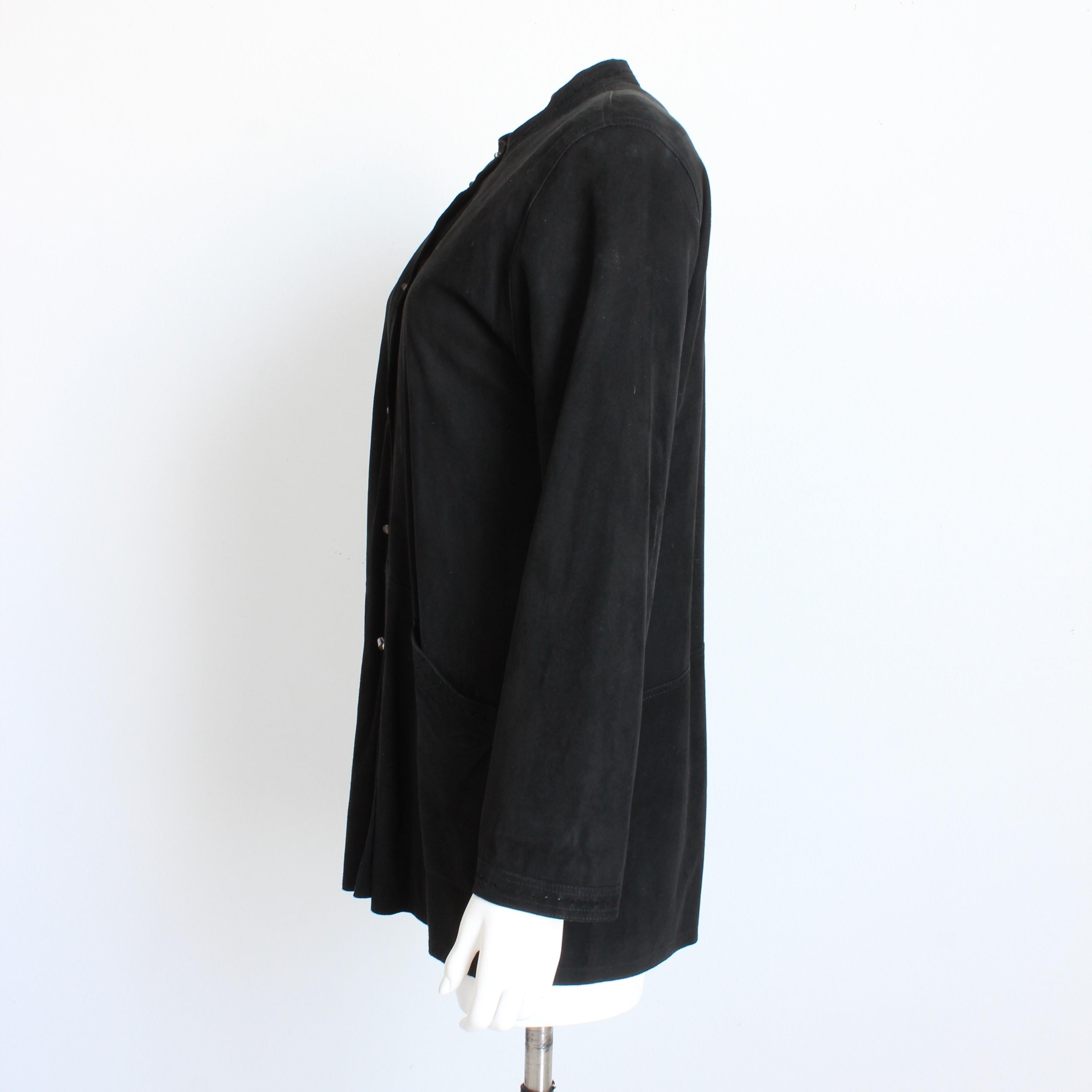 Jean Muir Black Suede Jacket with Perforated Trim and Lucite Buttons Vintage Sz8 (Veste en daim noir avec bordures perforées et boutons en lucite) en vente 3