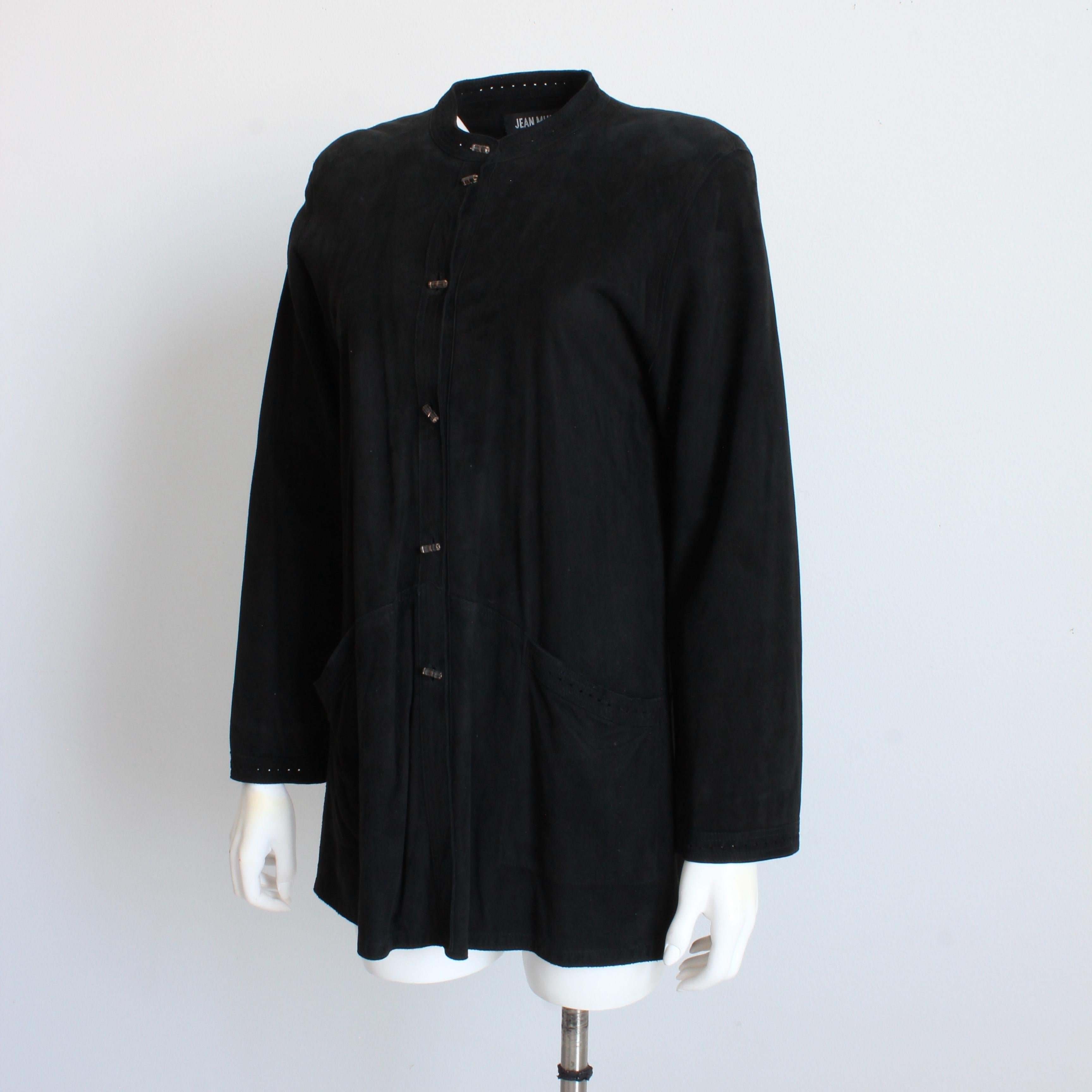 Jean Muir Black Suede Jacket with Perforated Trim and Lucite Buttons Vintage Sz8 (Veste en daim noir avec bordures perforées et boutons en lucite) en vente 4