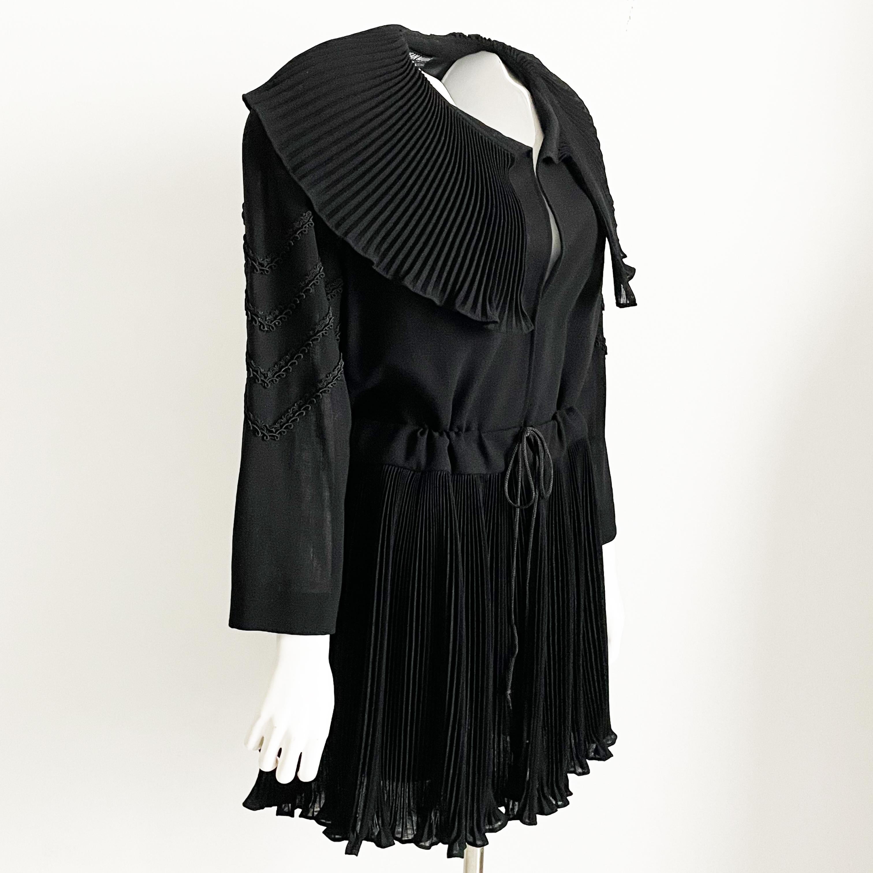 Authentische, gebrauchte, schwarze Vintage-Jean-Muir-Wolljacke mit Mikro-Faltenkragen, wahrscheinlich aus den 80er Jahren. Es ist romantisch und raffiniert und hat einen Kragen und einen Saum mit Mikrofalten sowie Soutache-Details an den