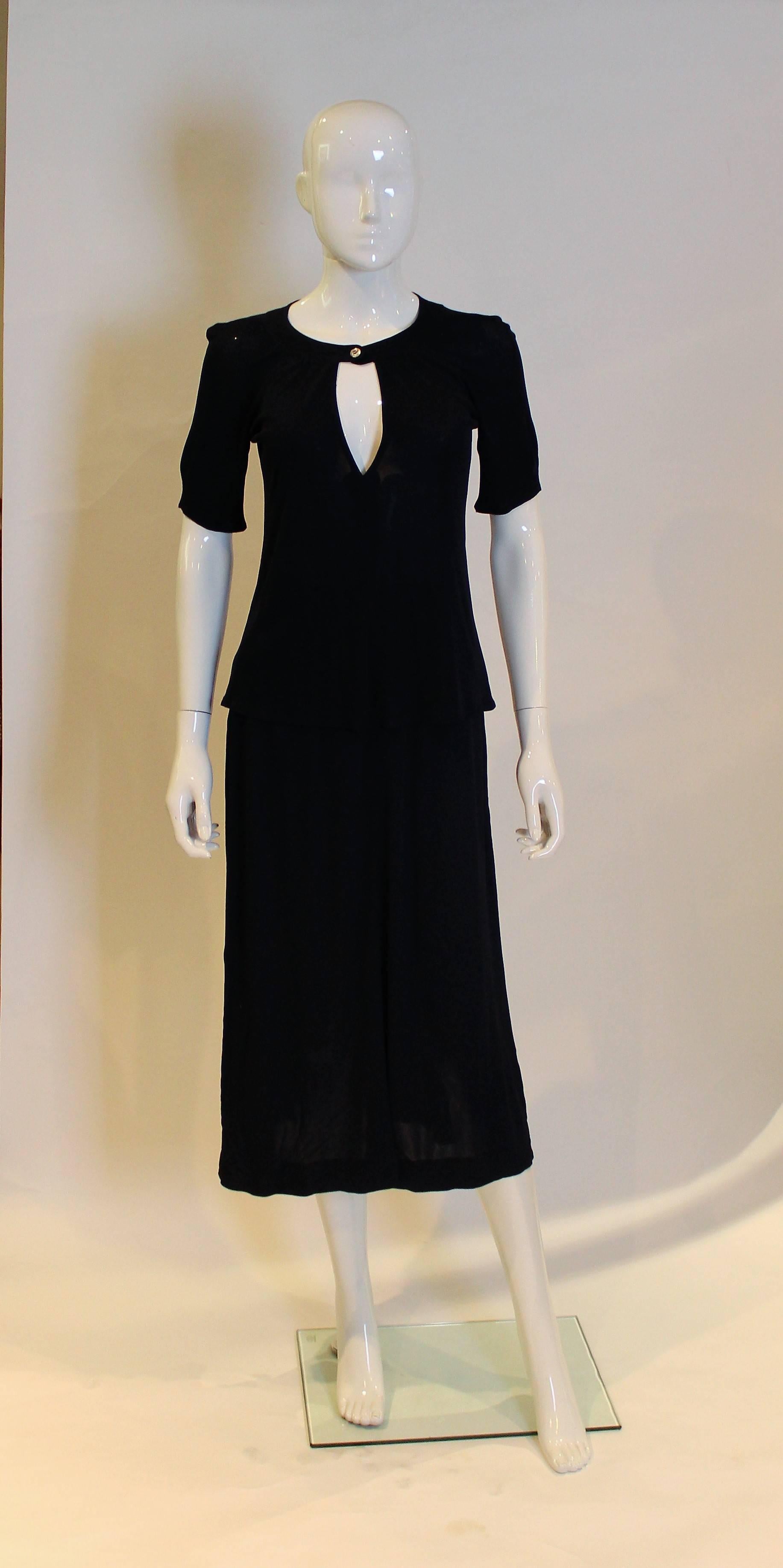 A chic and esy to wear navy outfit by Jean Muir. The top fastens with one button and has a large keyhole opening. The skirt has pleast from below the waistband.
Top: Bust 33, length 22'', Skirt : waist 24'', length 31''
