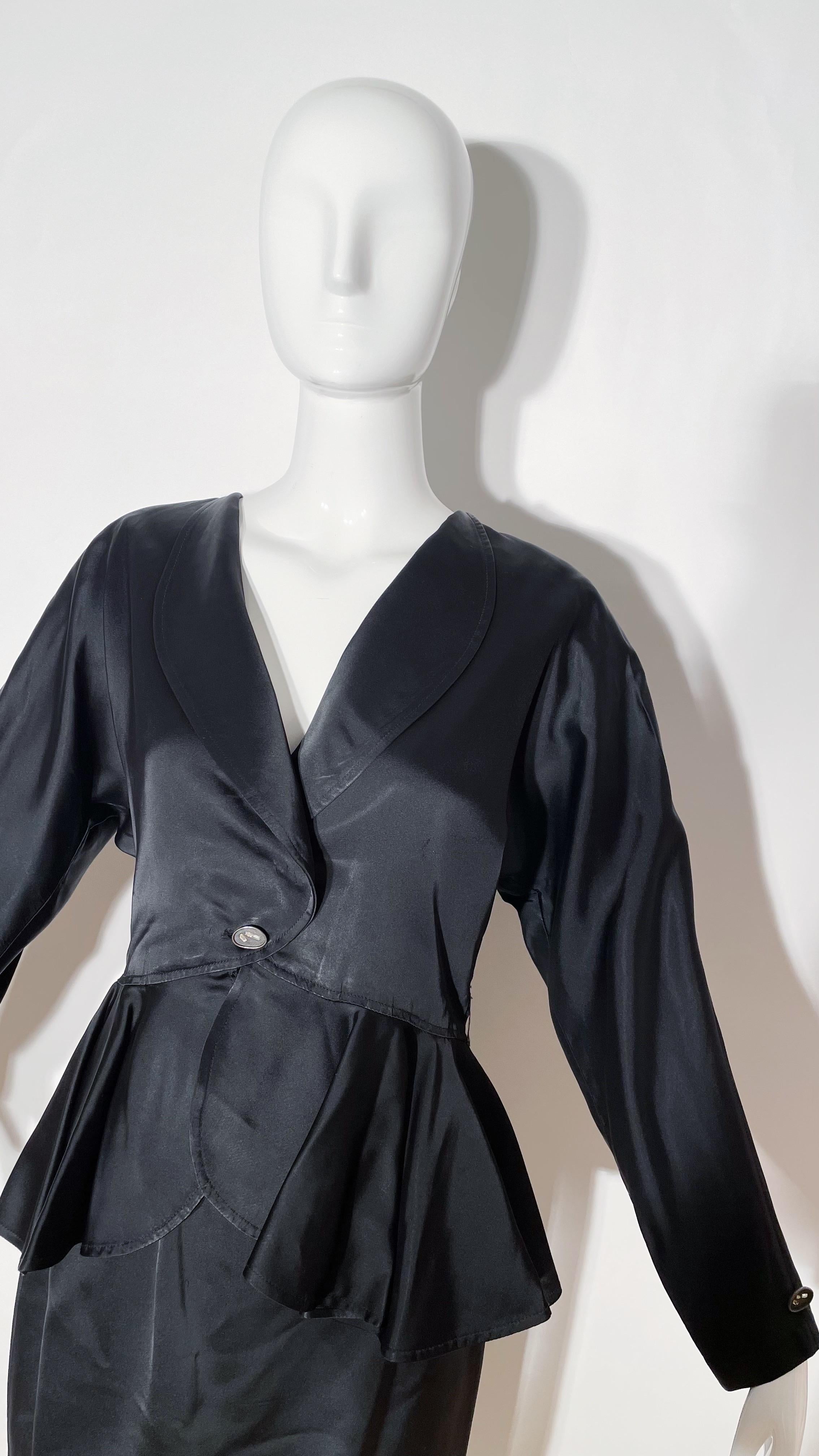 Black satin skirt suit. Peplum style blazer. Shoulder pads. Bat wing. Pencil skirt. Acetate. Made in England.
*Condition: Excellent vintage condition. No visible Flaws.

Measurements Taken Laying Flat (inches)—
Shoulder to Shoulder: 20 in.
Sleeve
