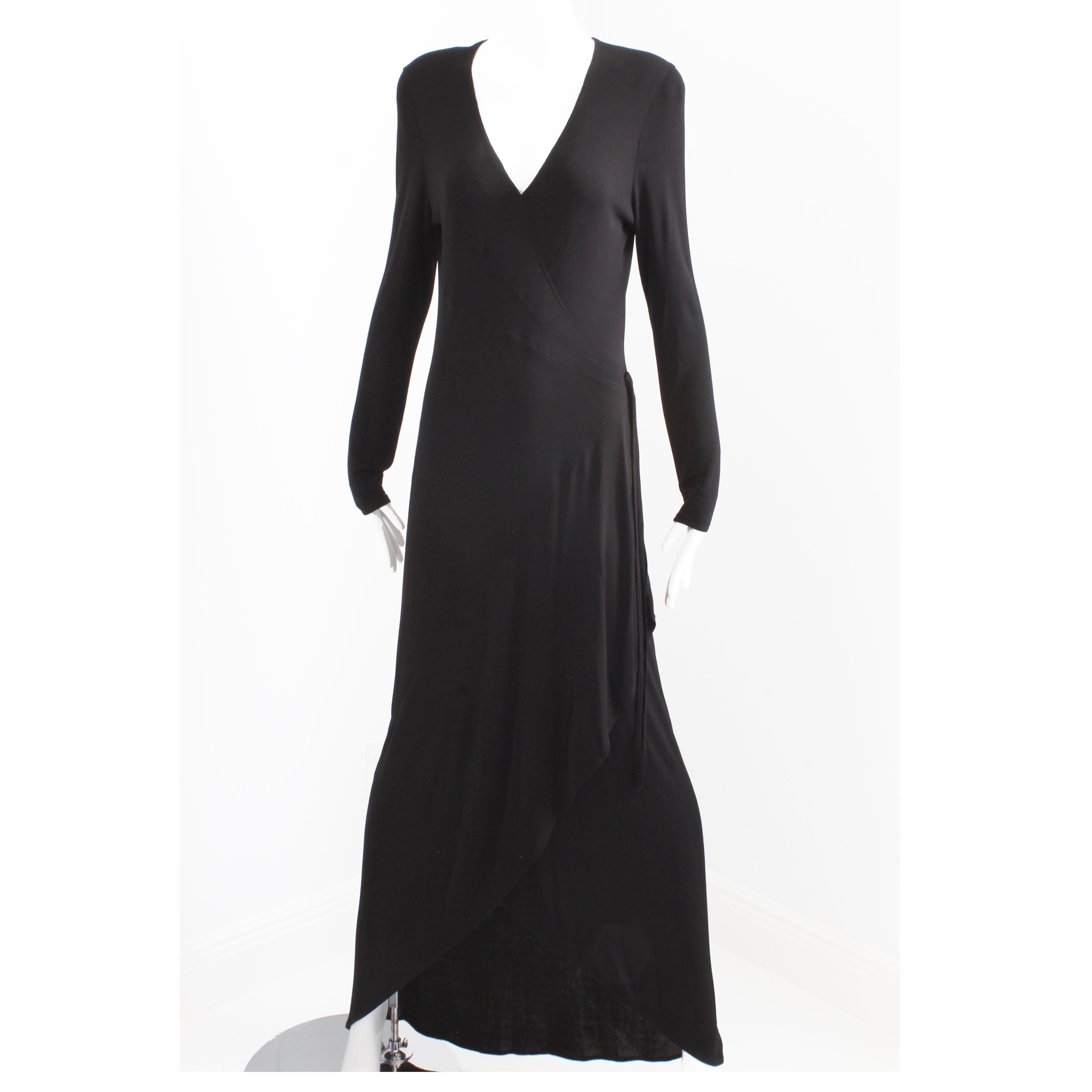 Fabuleuse robe longue en jersey noir Jean Muir des années 1970 - Encolure plongeante et ourlet asymétrique

Exemple par excellence du style raffiné de Jean Muir dans les années 1970, cette robe longue vintage en jersey noir témoigne de sa maîtrise