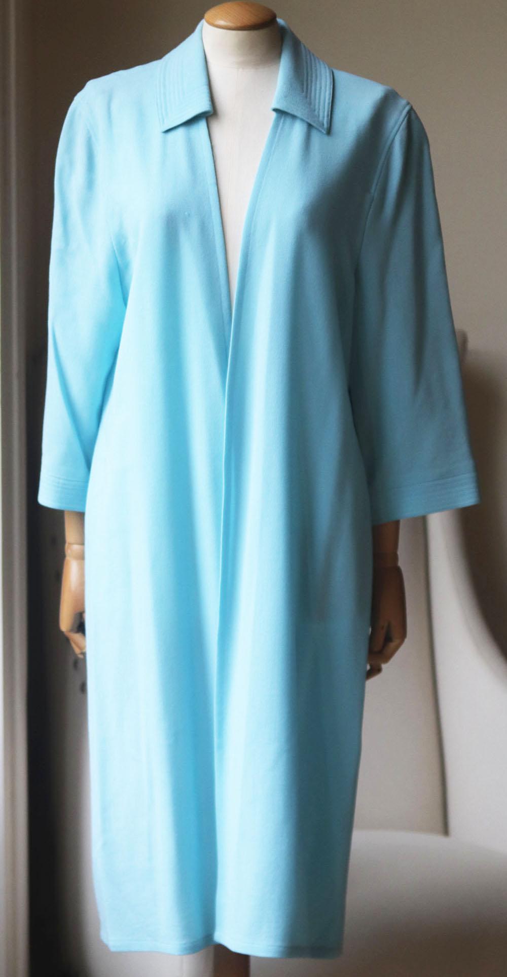 Jean Muir robe is made from wool-crepe and cut in a kimono-inspired silhouette with tie to wrap around the waist and the robe hangs loosely off your shoulders.  
Blue wool-crepe.
Ties at waist.
100% Wool; 100% acetate.

Size: UK 14 (US 10, FR 44, IT