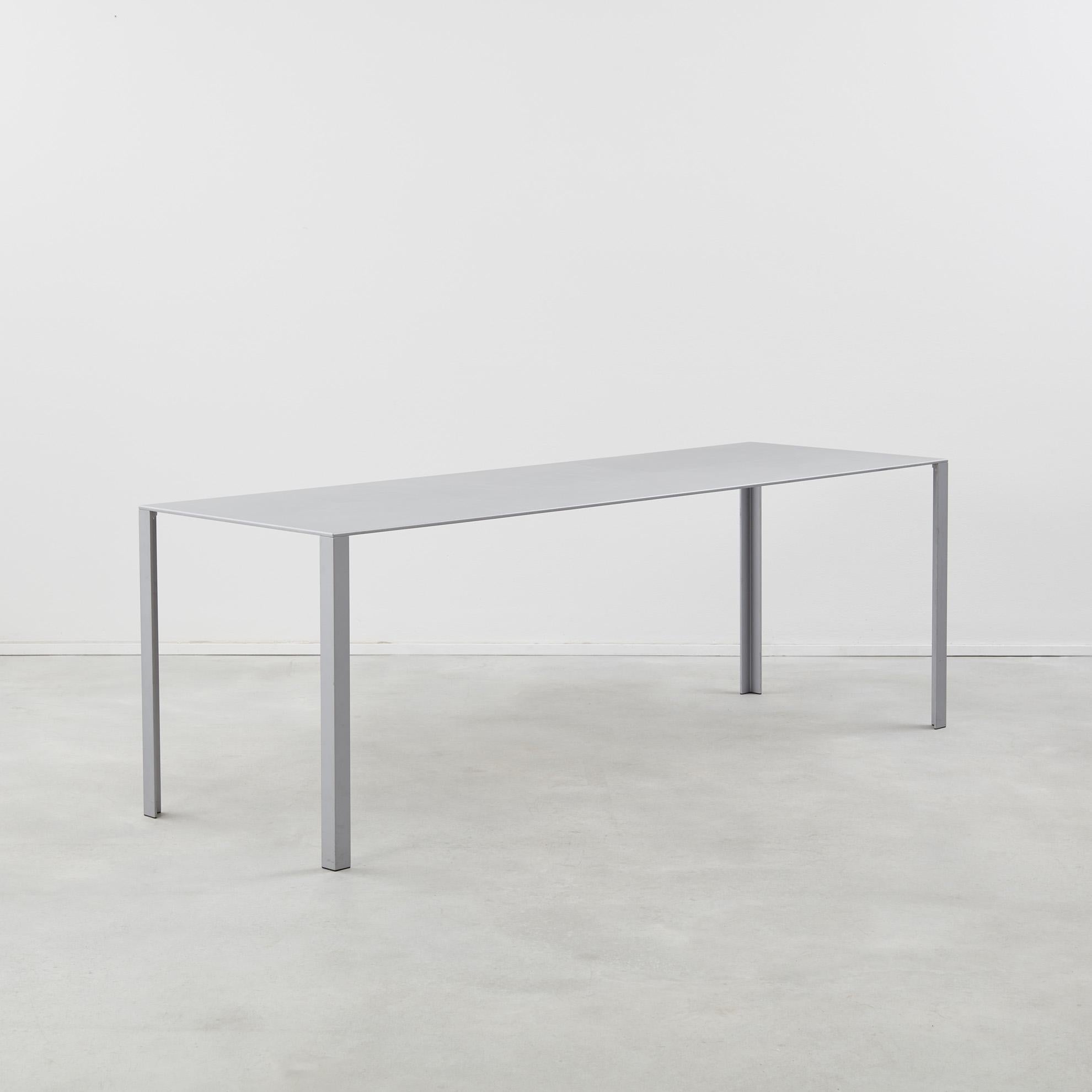 La table en acier Steele fait partie d'une famille de meubles fonctionnels créés pour les bureaux de la Fondation Cartier à Paris. Sa silhouette graphique, son design abstrait et sa légèreté illustrent la vision artistique de Jean Nouvel. 

Il