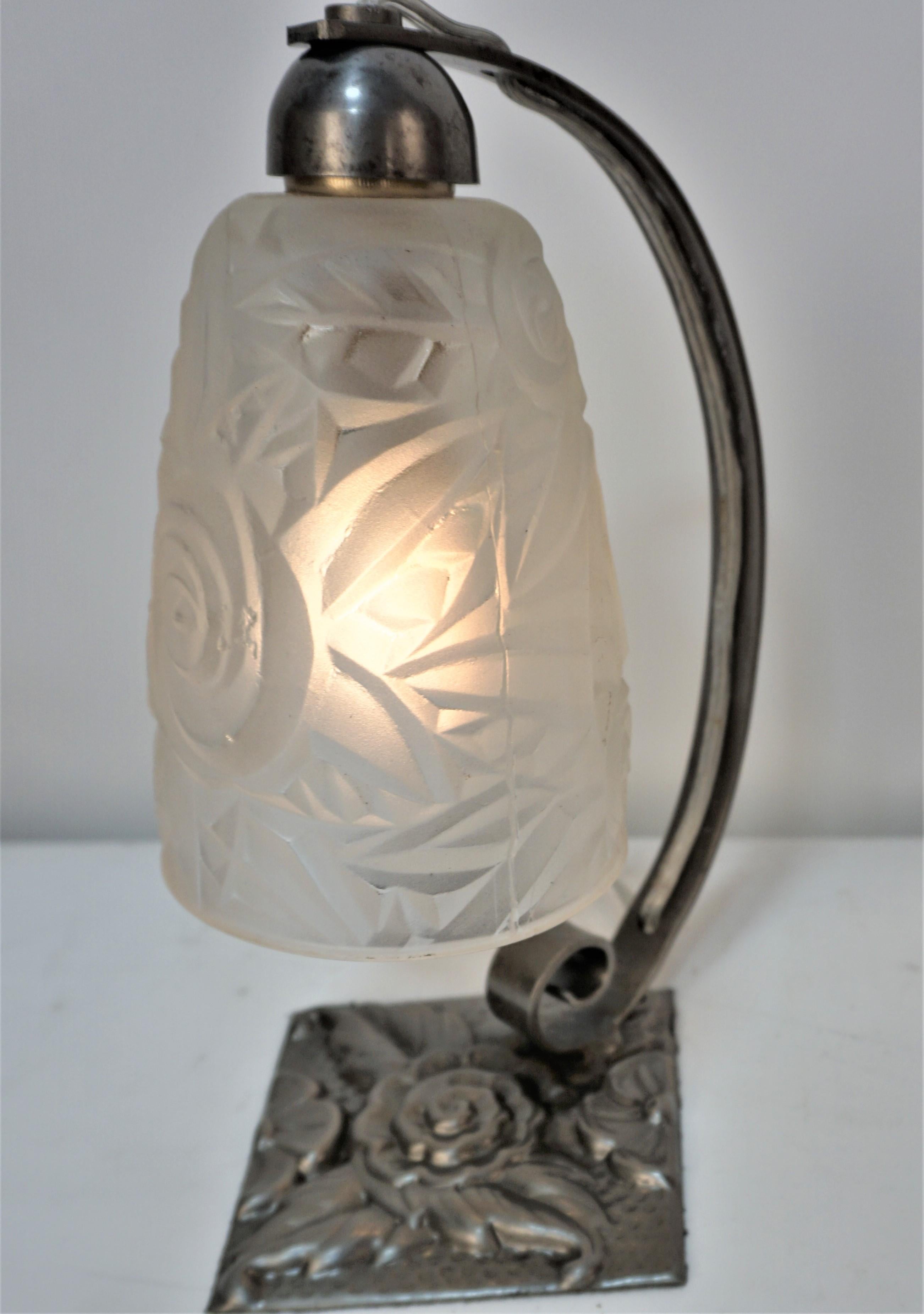  Art-Déco-Tischlampe aus Eisblumenglas von Jean Noverdy (Dijon), Frankreich, 1920.
Der Sockel ist aus Eisen handgefertigt,
 