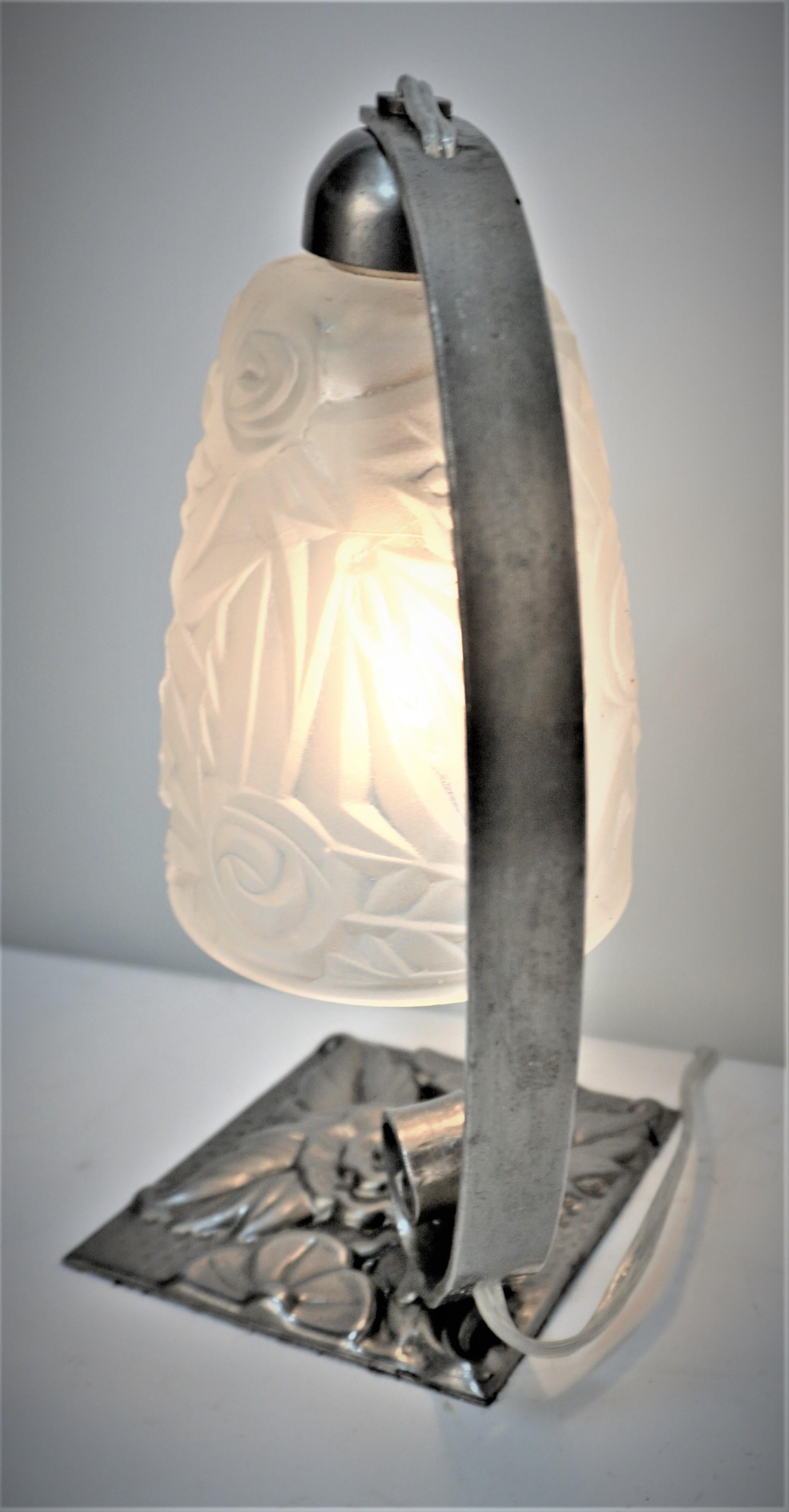 Jean Noverdy 1920er Jahre Französisch Art Deco Tischlampe (Glas) im Angebot