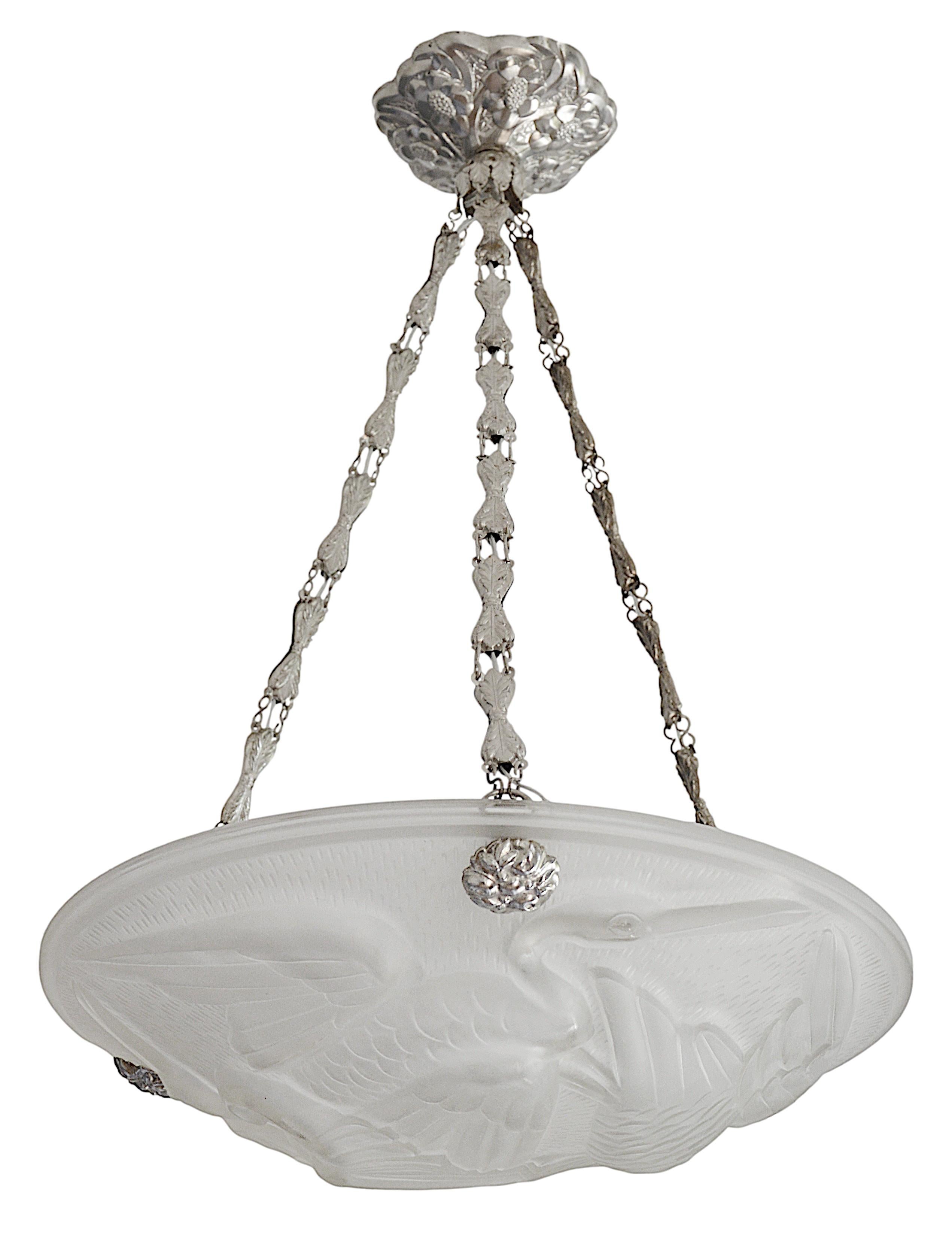Lampadario a sospensione Art Deco francese di Jean Noverdy, Francia, fine anni '20

Questo raffinato lampadario a sospensione in stile Art Déco francese, disegnato da Jean Noverdy alla fine degli anni '20, presenta un paralume in vetro smerigliato