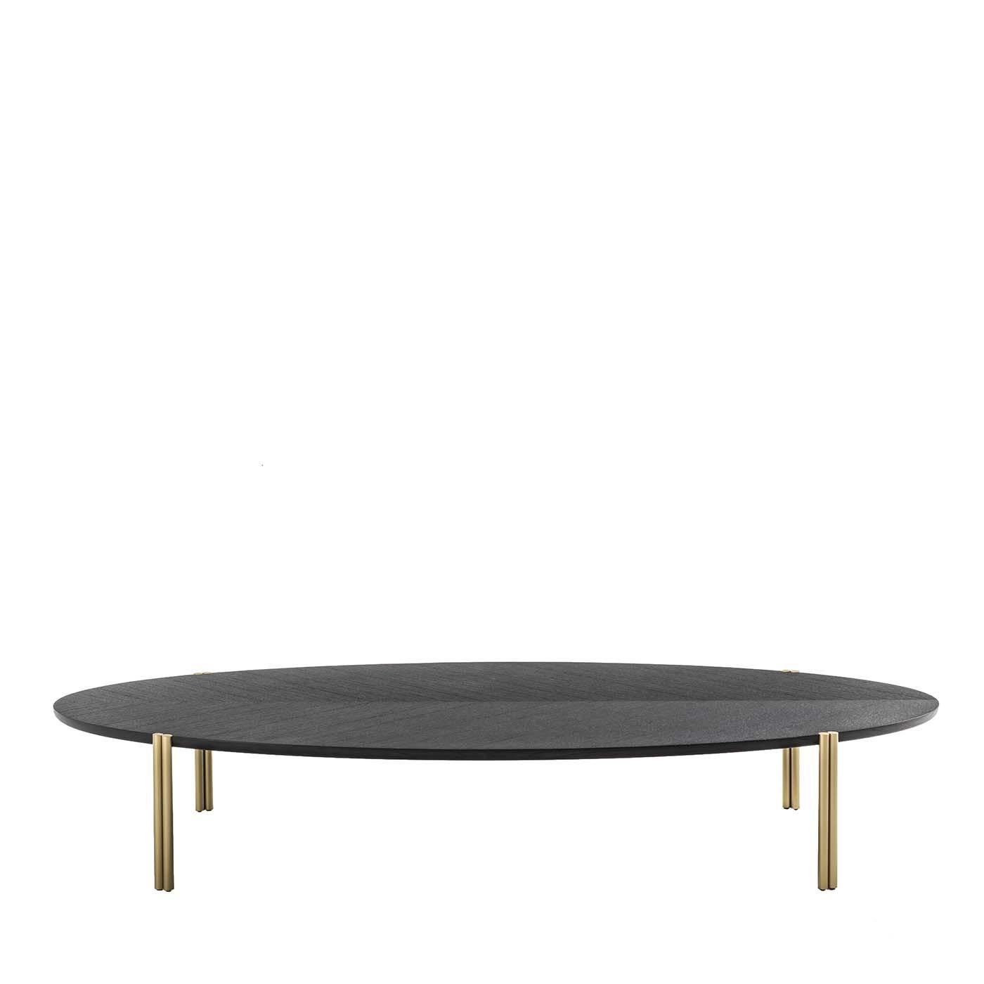 Con un design elegante e raffinato, il tavolino jean ordinary si adatta perfettamente a qualsiasi ambiente, sia in stile classico che moderno. Le gambe sono disponibili in ottone o ferro laccato in grigio canna di fucile e il piano è in legno,