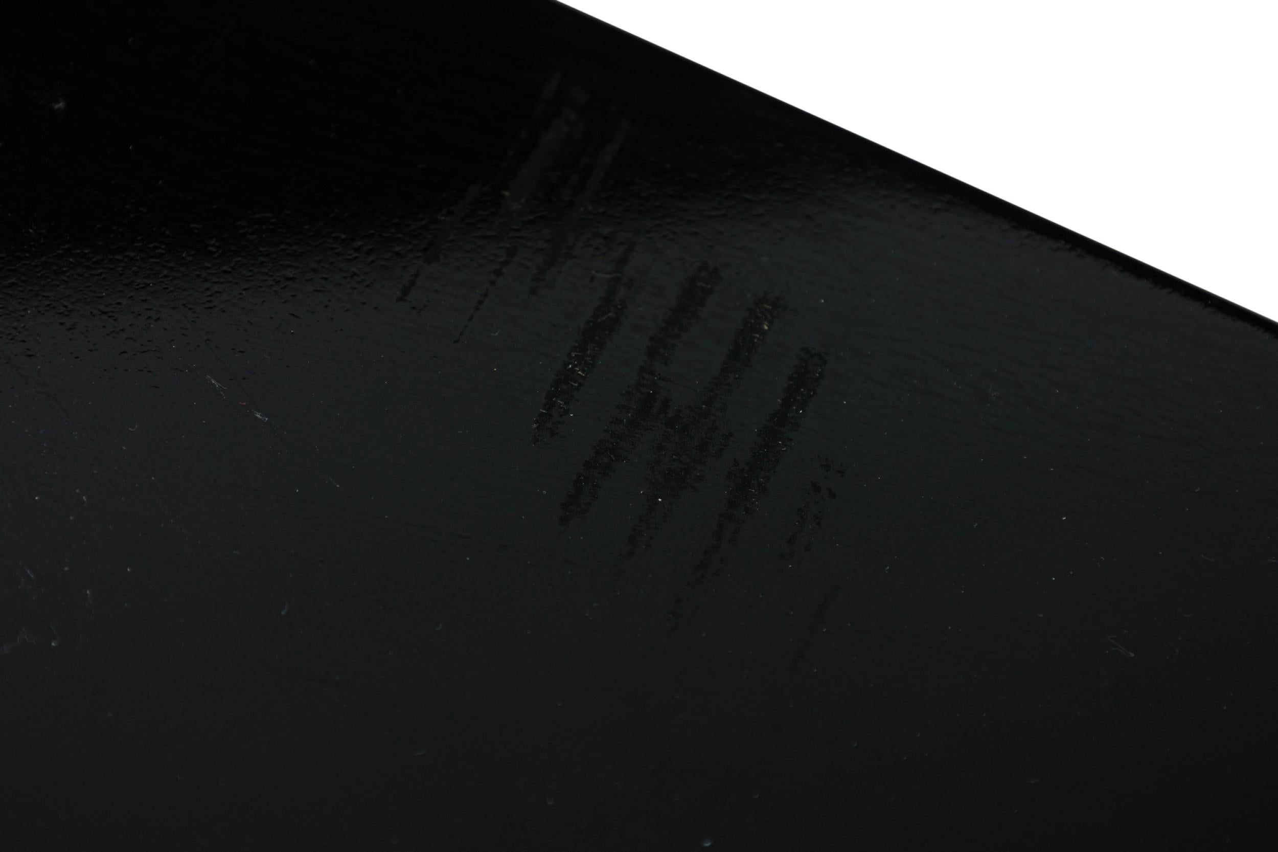 Schwarz lackierter französischer Art Déco-Schreibtisch mit einer rechteckigen Platte, die an den Ecken eingeklemmt ist und durch eine zentrale Schublade mit Auszug hervorgehoben wird. Er steht auf 4 geformten und sich verjüngenden, leicht