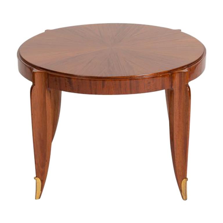 Estampado: Groupe des ébénistes d'art París.

Esta mesa de caoba, una pieza bien proporcionada del gran Jean Pascaud del Decó, presenta un bonito tablero redondo y patas sutilmente curvadas que terminan en sabots de bronce