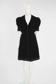 Vestidito negro de terciopelo trenzado y con volantes de Jean Patou, Circa 1968