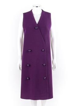 JEAN PATOU ca. 1960er Jahre lila ärmelloses doppelreihiges Button Up Mod Etuikleid