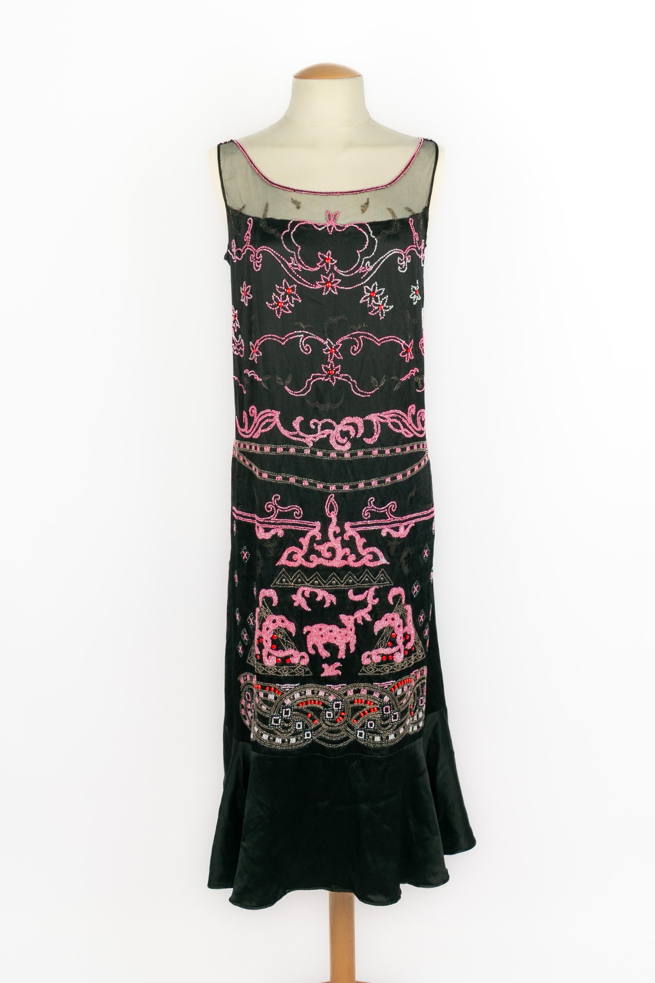 JEAN PATOU - Abendkleid aus Seidentüll und Stäbchen mit Stickereien in Tyrian-Purpur, Koralle, Rot und silberner Glasperle sowie Chinoiserie mit Metallfaden. Geschwungener Rücken mit tiefem Ausschnitt. Rockboden mit schrägem Schnitt vorne. Keine