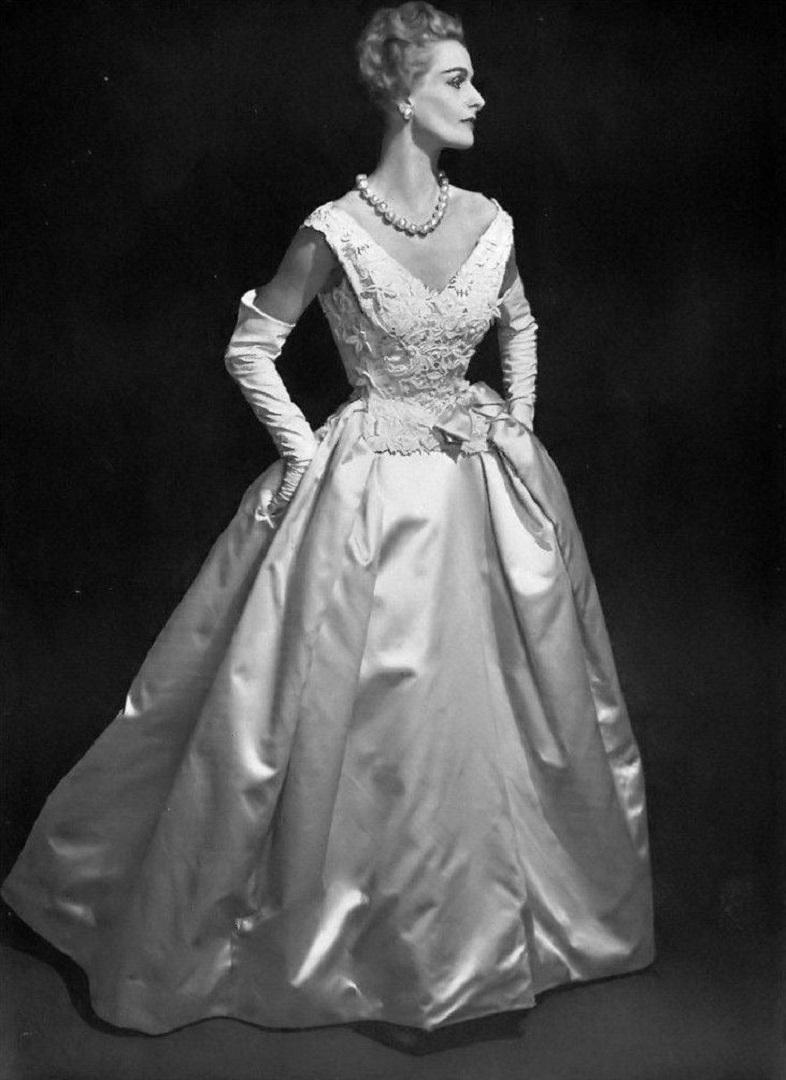 Jean Patou Haute Couture Kleid aus Guipure, Satin und Tüll. Kein Label der Zusammensetzung oder Größe, es passt eine Größe 36FR. Haute Couture Collection Frühjahr-Sommer 1955. 
Zu beachten sind Flecken auf dem Petticoat und einige Falten im