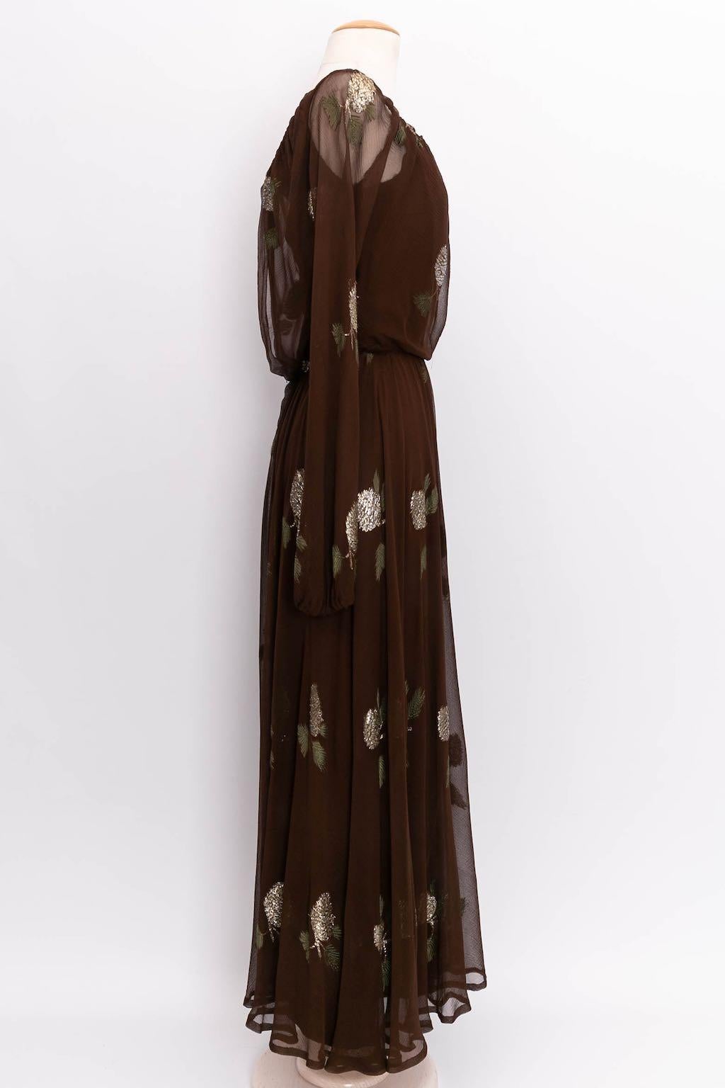 Jean Patou Haute Couture (Made in France) Runway dress in brown silk chiffon and lamé. 1974/1975 Winter Collection, worn by Maggie, appearance 52. No composition or size tag, it fits a size 36FR.

Additional information: 
Dimensions: Bust 38 cm