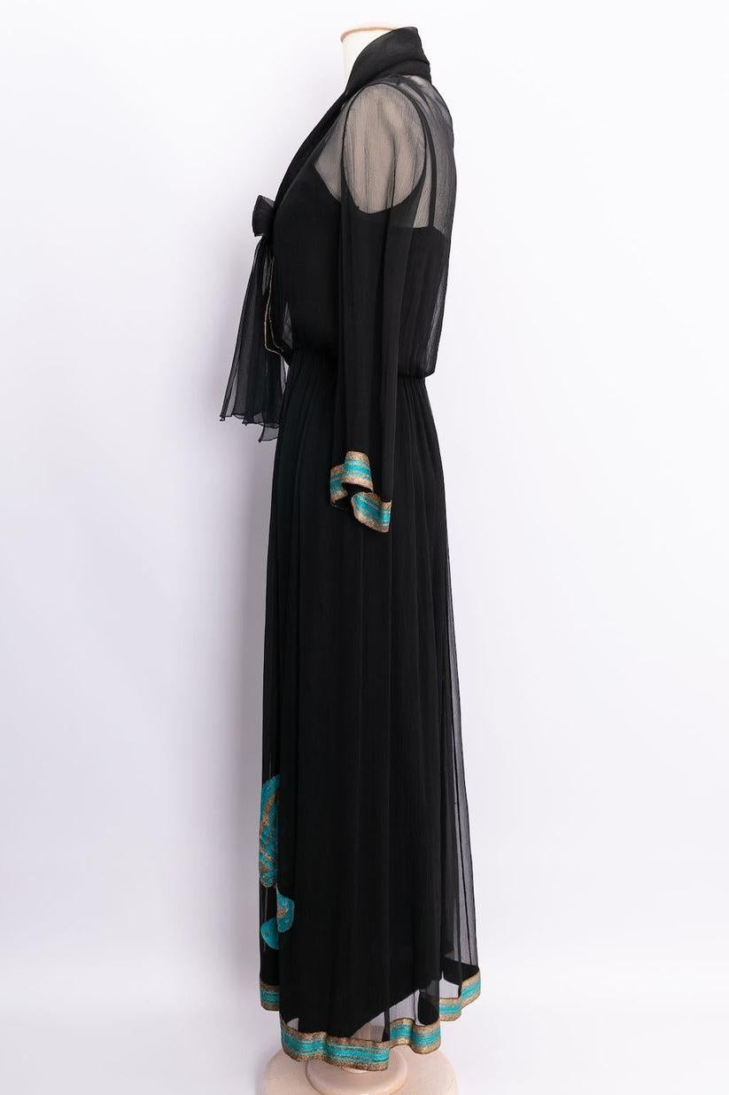 Jean Patou Haute Couture (Ruban 98734) - Robe en mousseline de soie garnie de lurex et d'un motif papillon. Pas de composition ni d'étiquette de taille, il convient à une taille 34FR/36FR.

Informations complémentaires : 
Dimensions : Épaules : 45
