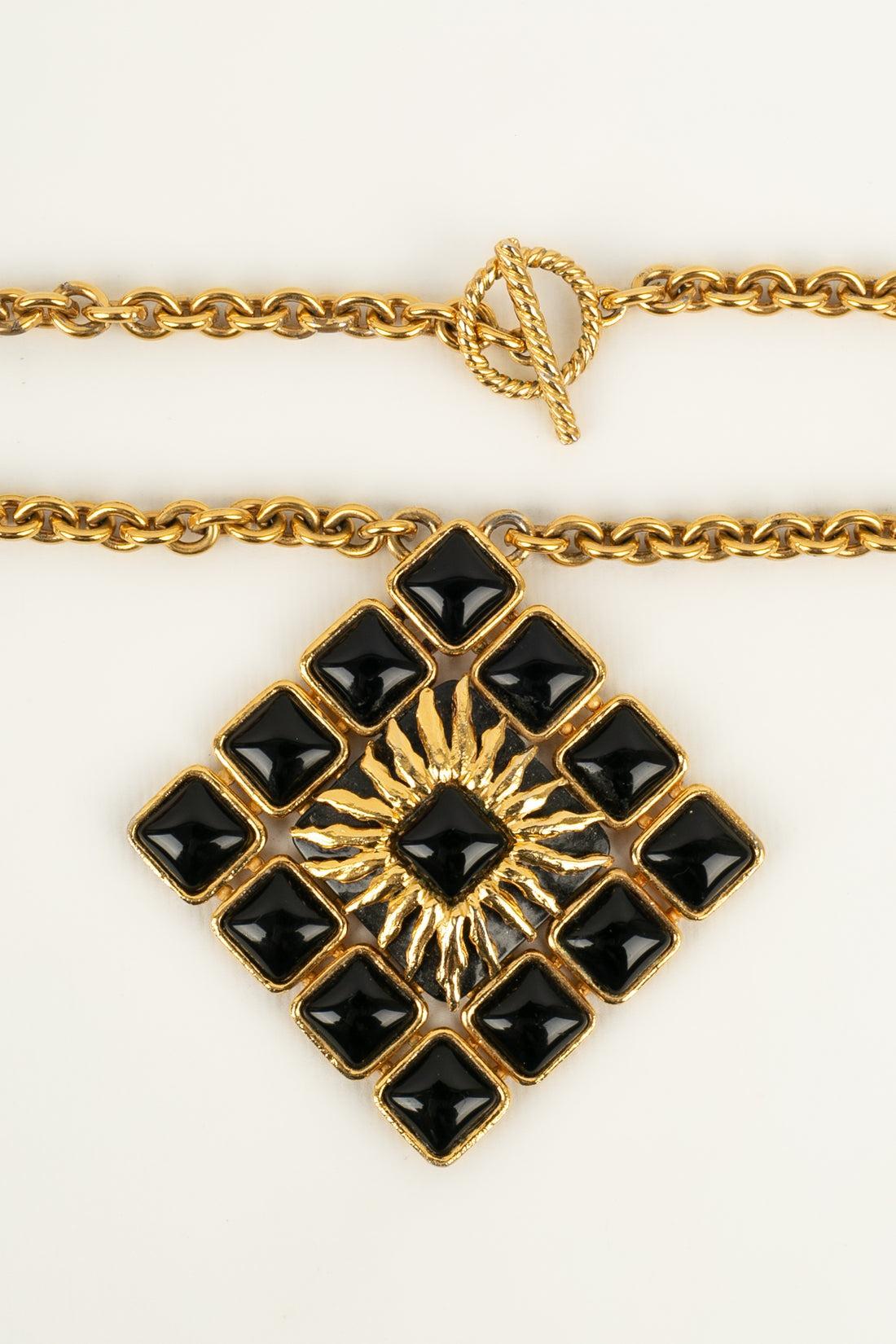 Jean Patou - Necklace in gold-plated metal and black glass paste.

Additional information:
Condition: Very good condition
Dimensions: Length: 80 cm

Seller Reference: BC188