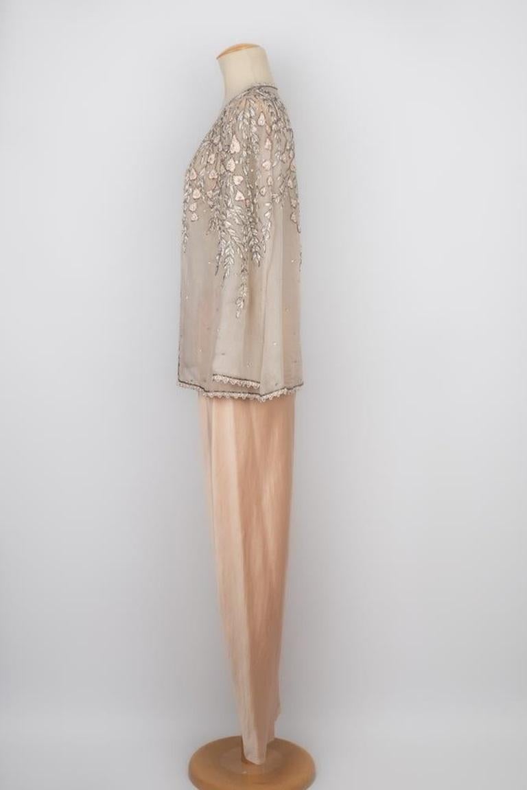 Jean Patou - Haute Couture Set aus Organza und Seide in Rosatönen, bestehend aus einem Oberteil, einer Jacke und einer Hose. Die Jacke ist mit Baumwollfäden und Trachtenperlen bestickt. Ein Stück aus den 1980er Jahren, das unter der künstlerischen