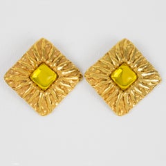 Jean Patou Paris Pendientes de clip Sol de metal dorado con cabujón de vidrio vertido amarillo